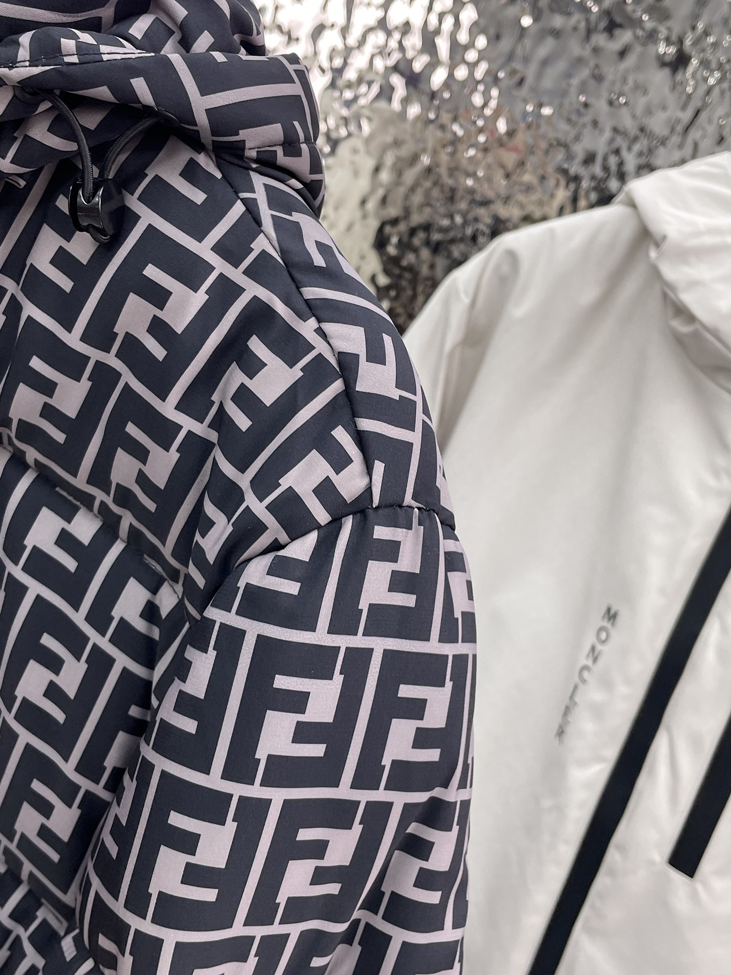   芬迪  三标齐全    ss冬季新款羽绒棉服外套，秀场新品‼品相非常完美，舒适保暖，色泽饱满诱人，非