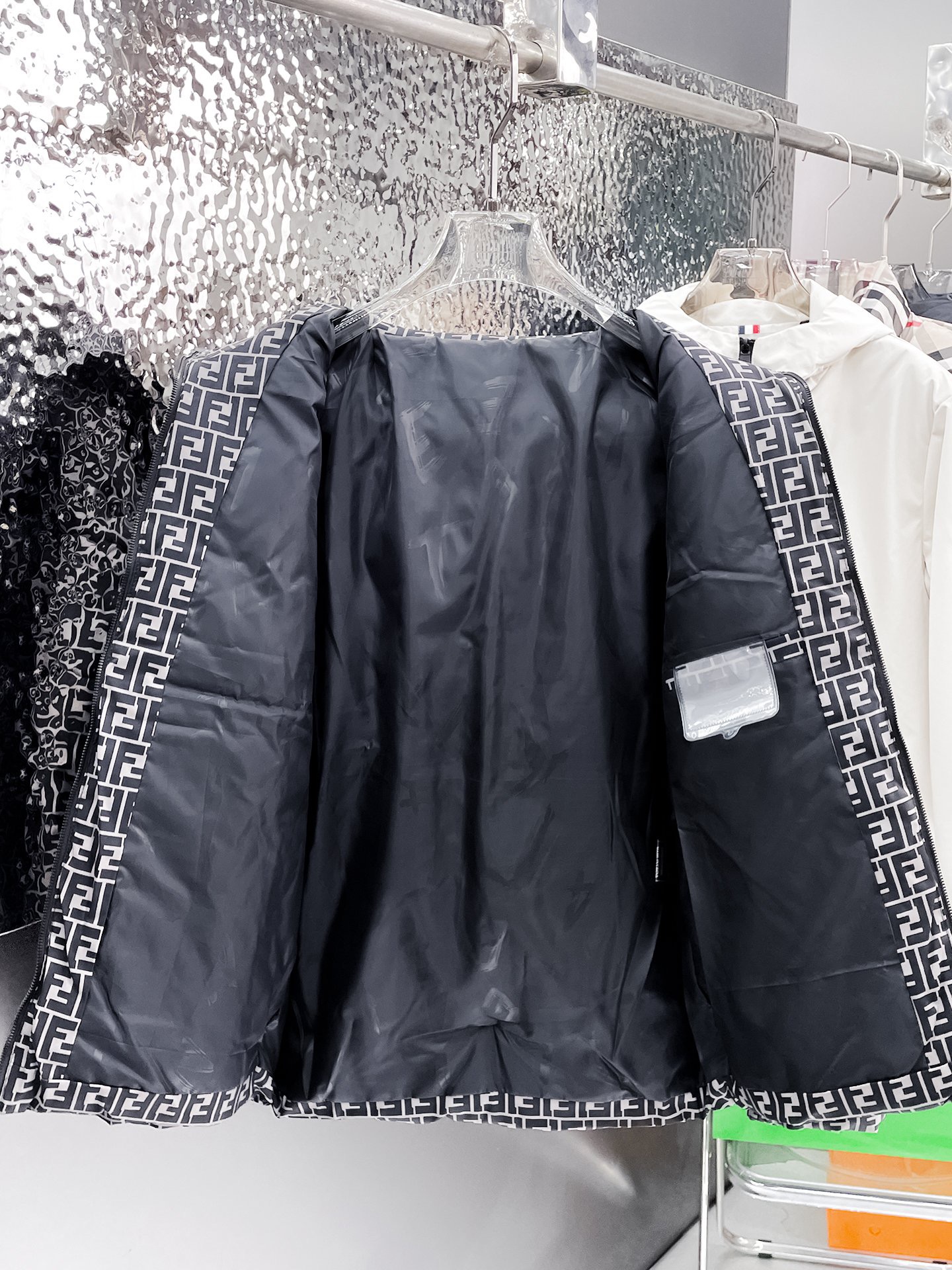   芬迪  三标齐全    ss冬季新款羽绒棉服外套，秀场新品‼品相非常完美，舒适保暖，色泽饱满诱人，非