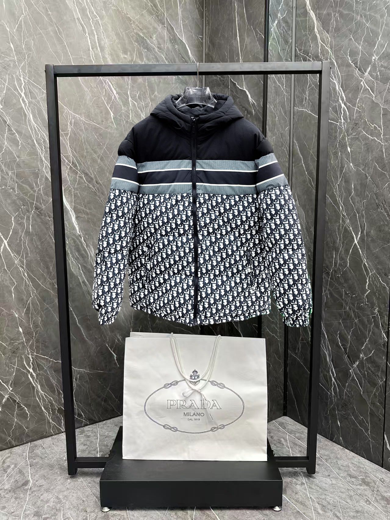   迪奥  三标齐全    ss冬季新款双面穿羽绒棉服外套，秀场新品‼品相非常完美，舒适保暖，色泽饱满诱