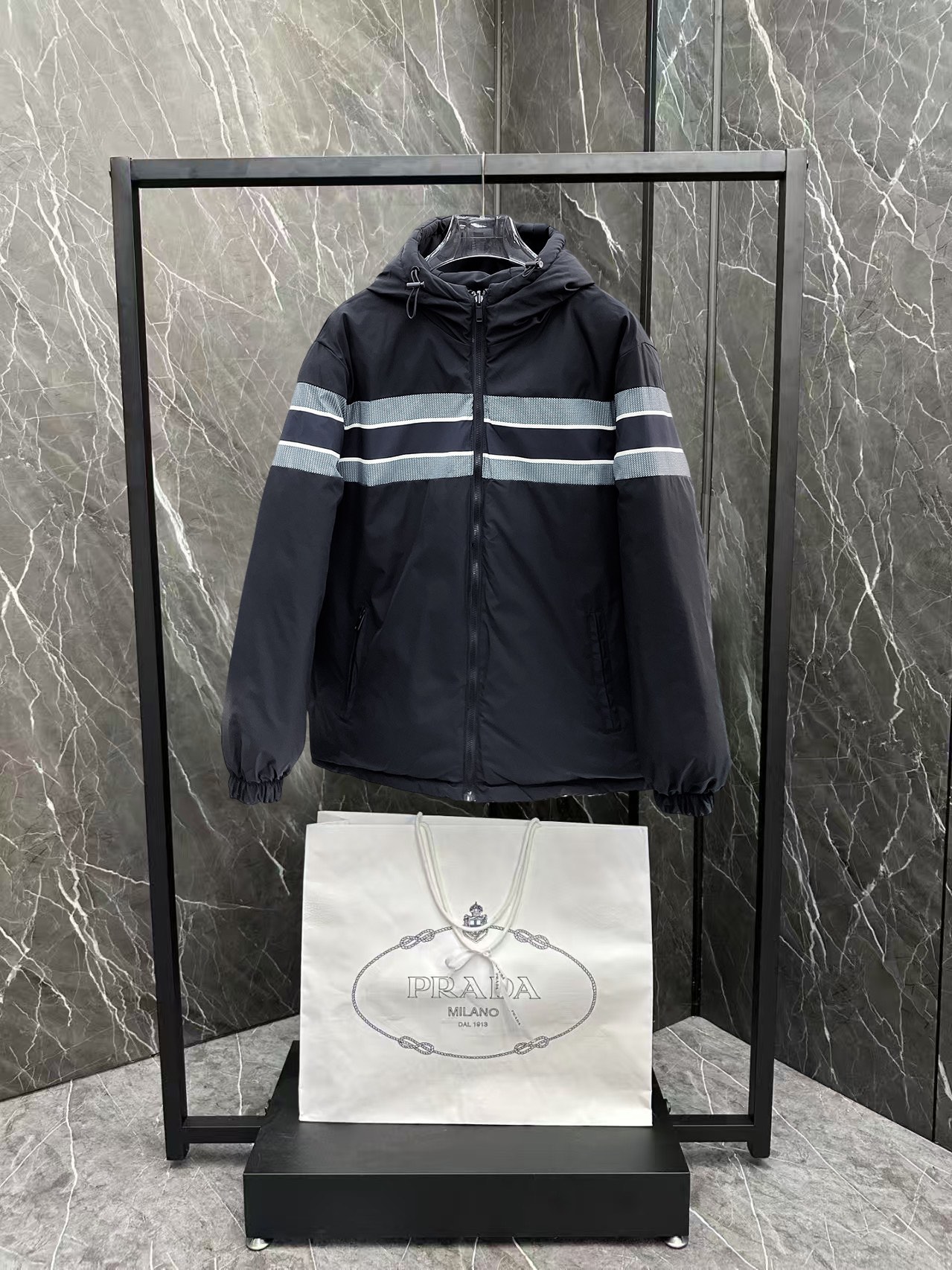   迪奥  三标齐全    ss冬季新款双面穿羽绒棉服外套，秀场新品‼品相非常完美，舒适保暖，色泽饱满诱
