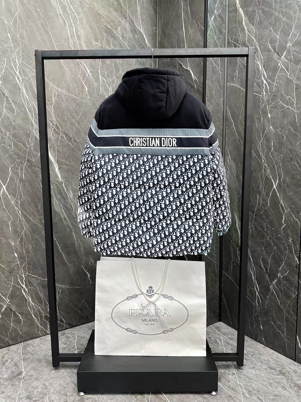   迪奥  三标齐全    ss冬季新款双面穿羽绒棉服外套，秀场新品‼品相非常完美，舒适保暖，色泽饱满诱