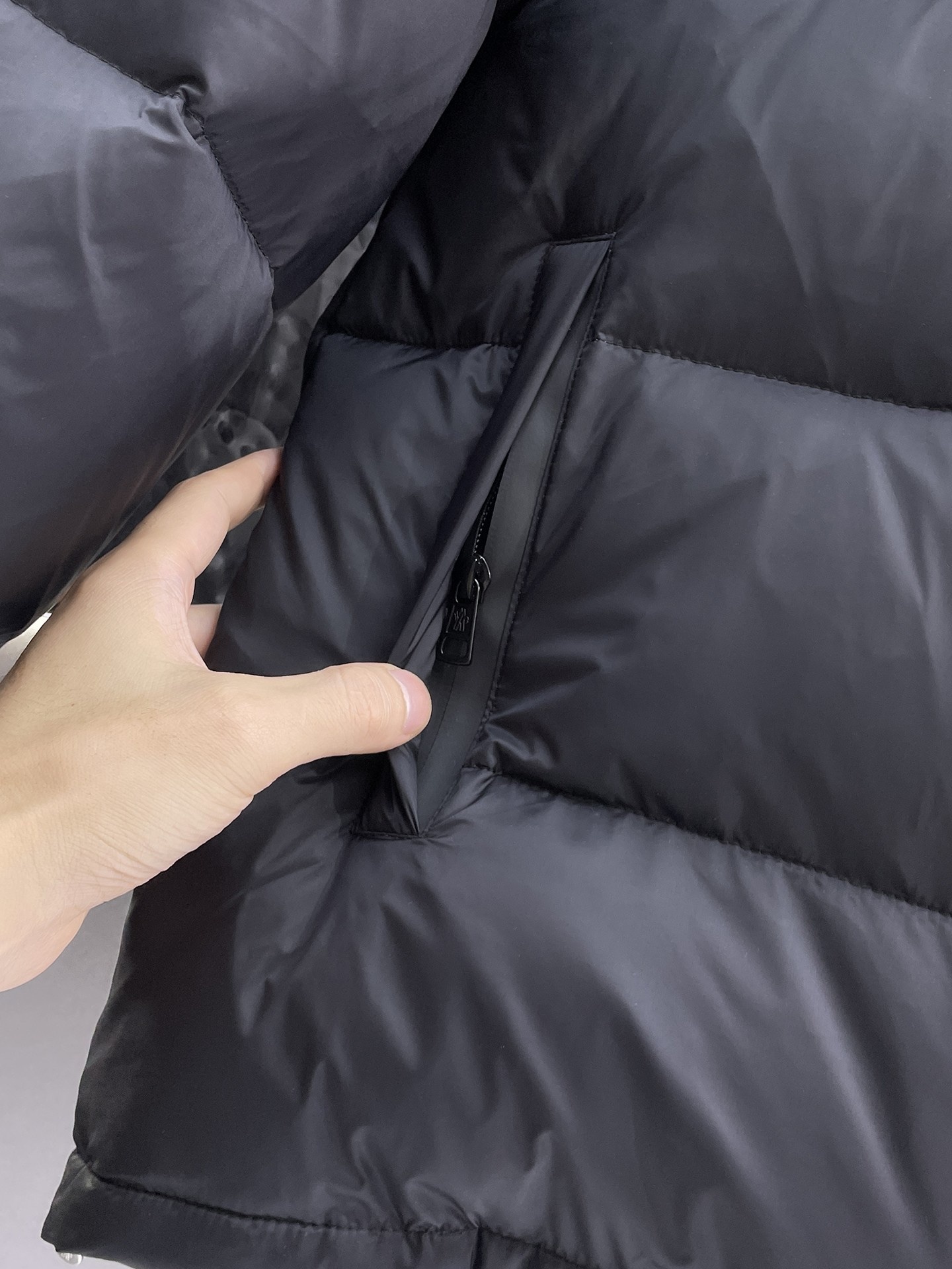 ! 蒙口 秋冬新款羽绒服。这款号称羽绒服届最贵的,全部90绒的。带着经典的Logo组合搭配,第一眼看