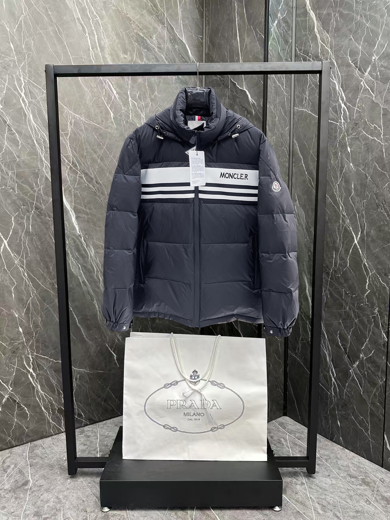 ! 蒙口 秋冬新款羽绒服。这款号称羽绒服届最贵的,全部90绒的。带着经典的Logo组合搭配,第一眼看
