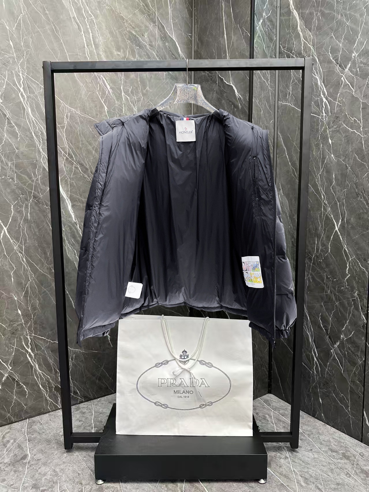 ! 蒙口 秋冬新款羽绒服。这款号称羽绒服届最贵的,全部90绒的。带着经典的Logo组合搭配,第一眼看
