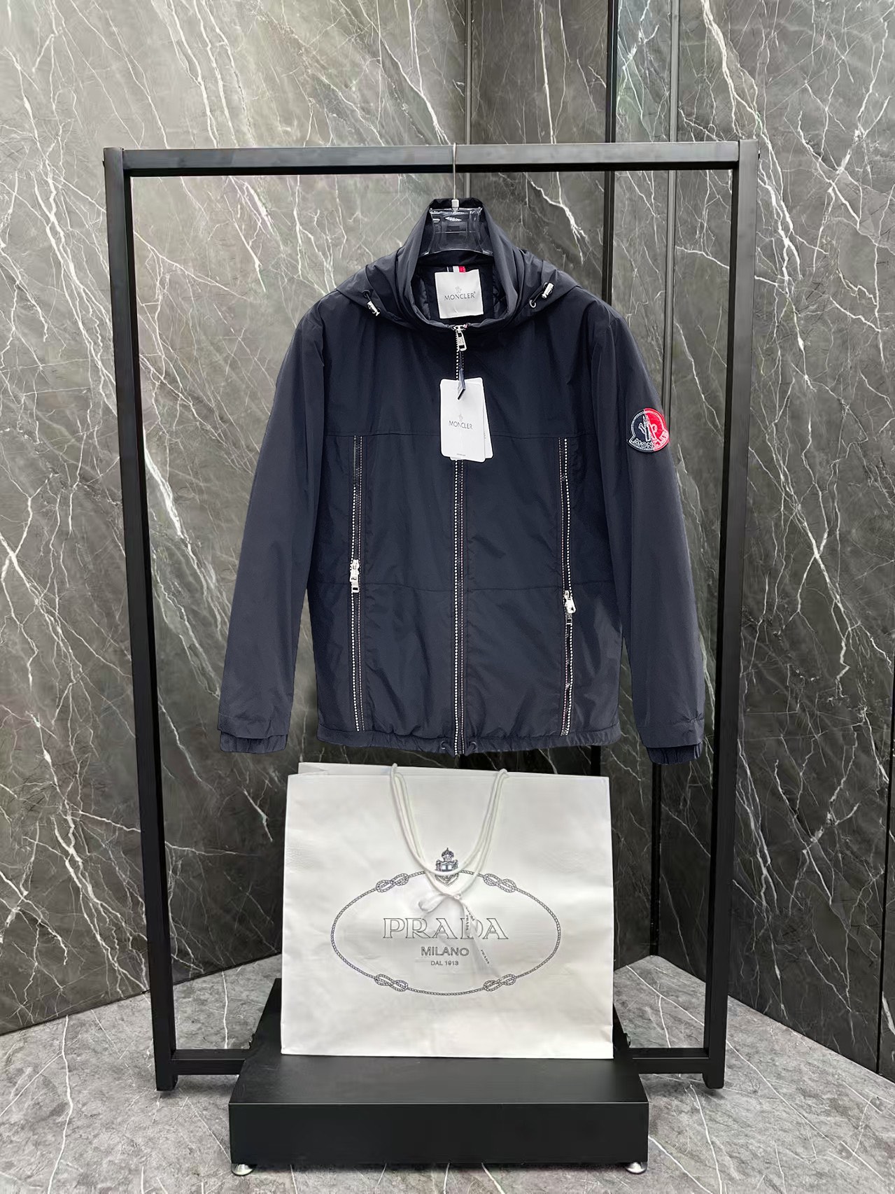   蒙口  三标齐全    ss冬季新款羽绒棉服外套，秀场新品‼品相非常完美，舒适保暖，色泽饱满诱人，非