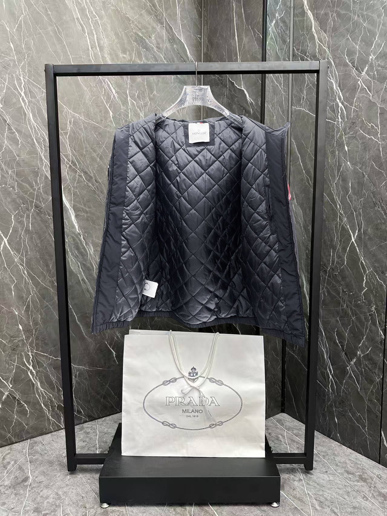   蒙口  三标齐全    ss冬季新款羽绒棉服外套，秀场新品‼品相非常完美，舒适保暖，色泽饱满诱人，非