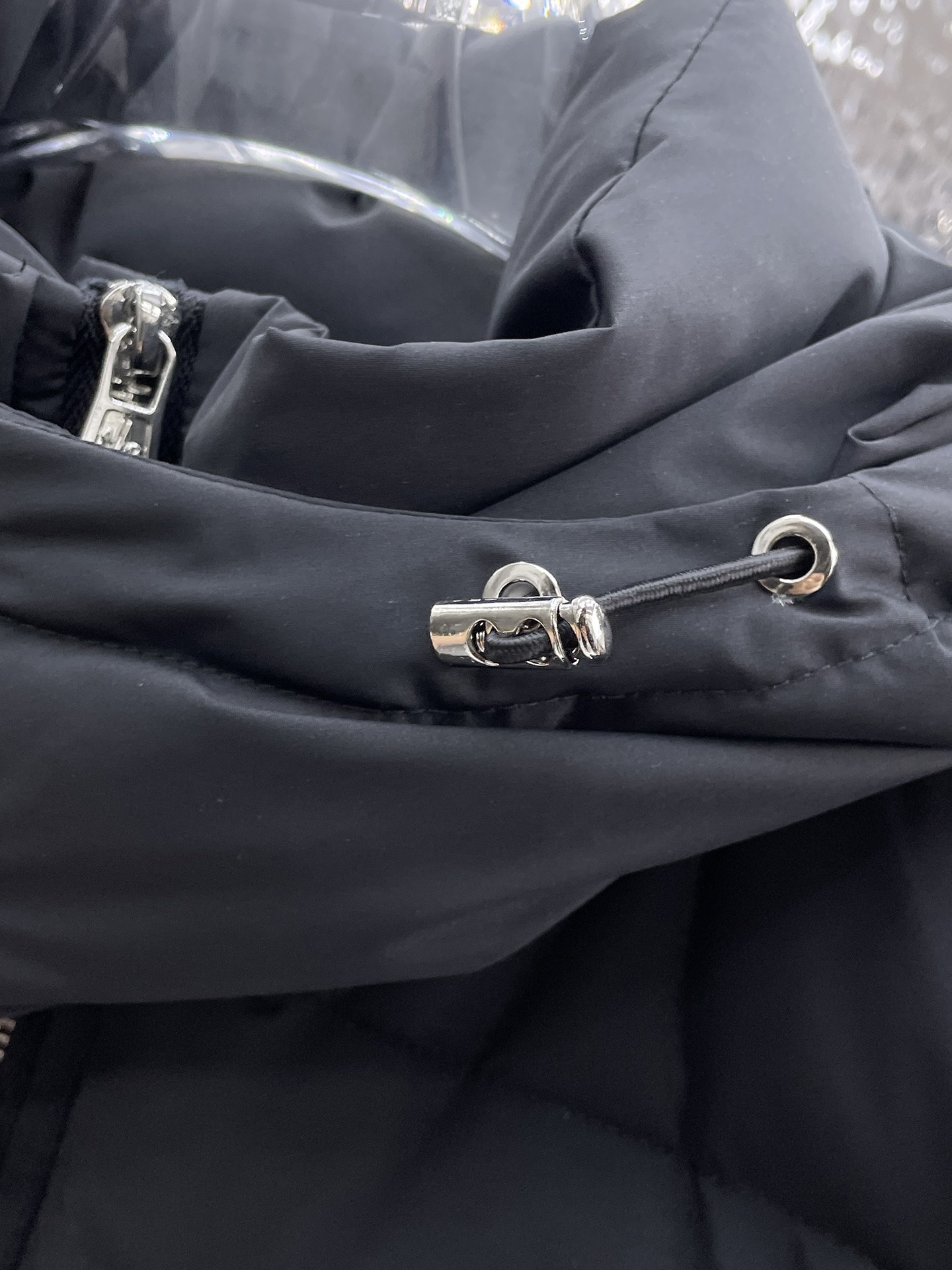 ! 蒙口 秋冬新款羽绒服。这款号称羽绒服届最贵的,全部90绒的。带着经典的Logo组合搭配,第一眼看