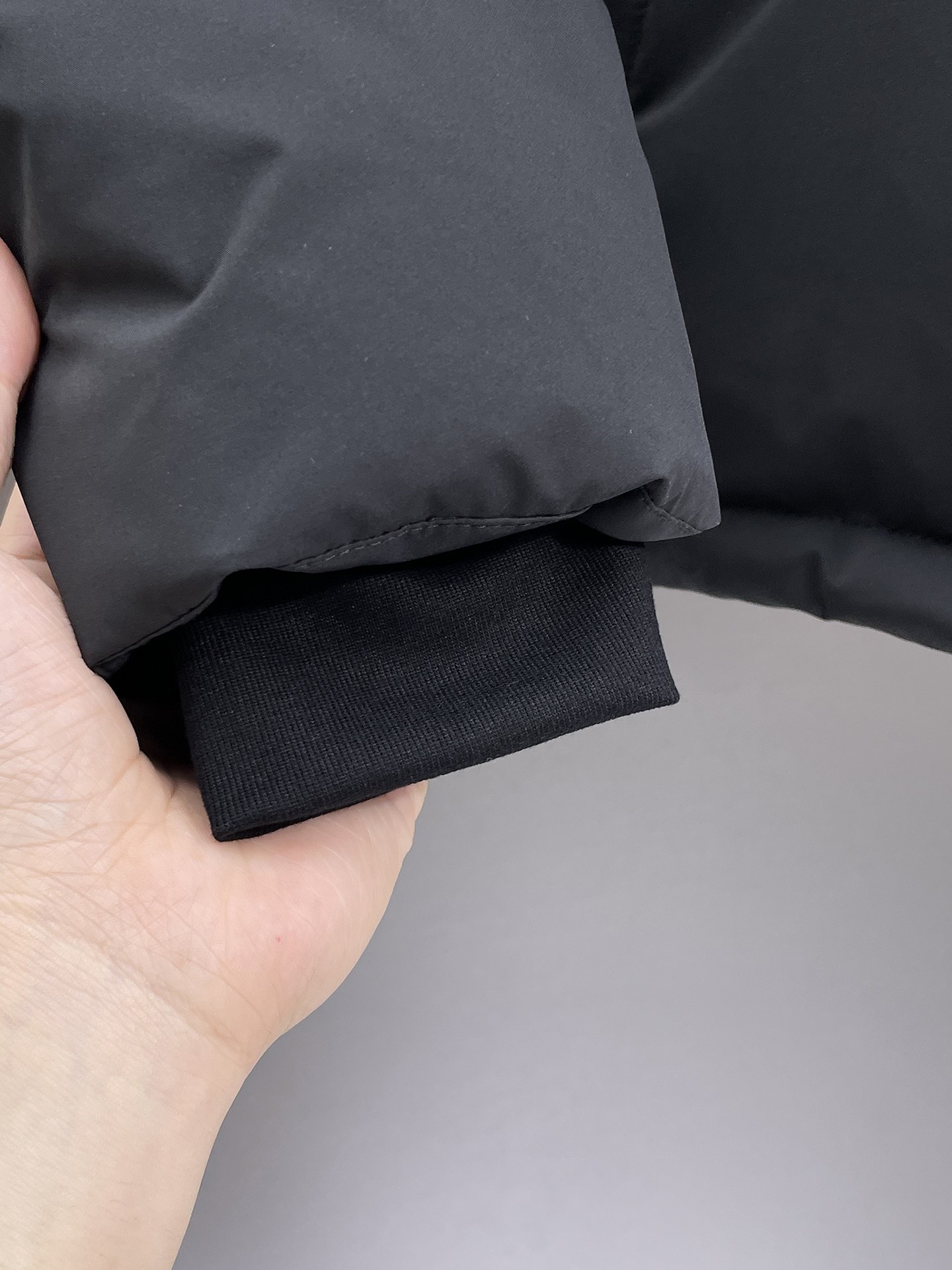 ! 蒙口 秋冬新款羽绒服。这款号称羽绒服届最贵的,全部90绒的。带着经典的Logo组合搭配,第一眼看