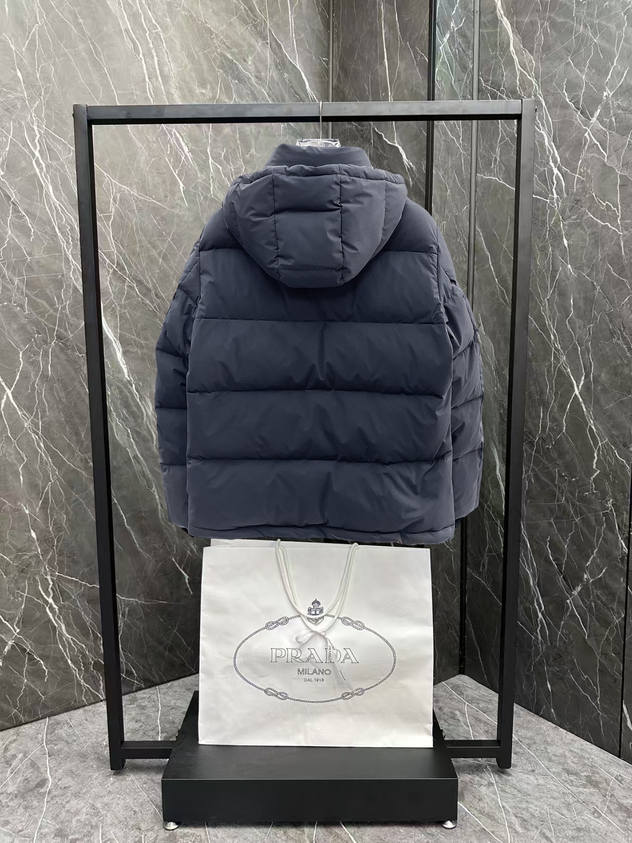 ! 蒙口 秋冬新款羽绒服。这款号称羽绒服届最贵的,全部90绒的。带着经典的Logo组合搭配,第一眼看