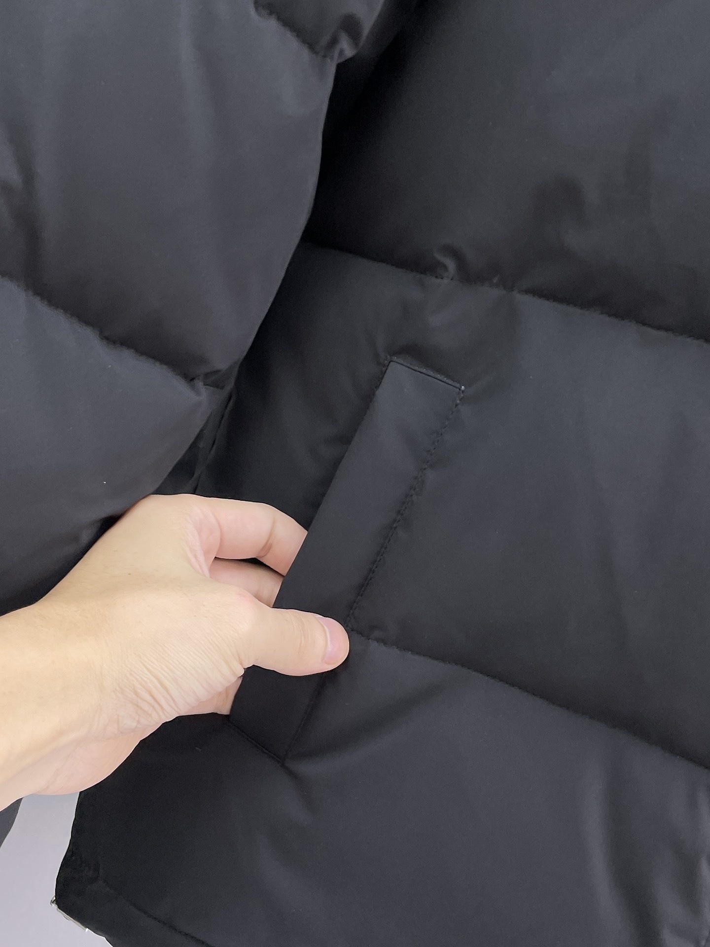 ! 蒙口 秋冬新款羽绒服。这款号称羽绒服届最贵的,全部90绒的。带着经典的Logo组合搭配,第一眼看