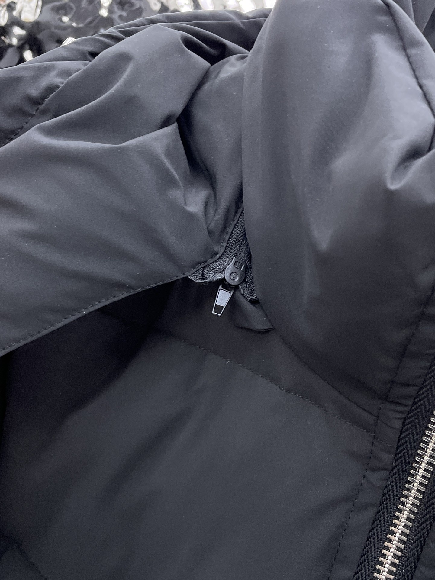 ! 蒙口 秋冬新款羽绒服。这款号称羽绒服届最贵的,全部90绒的。带着经典的Logo组合搭配,第一眼看