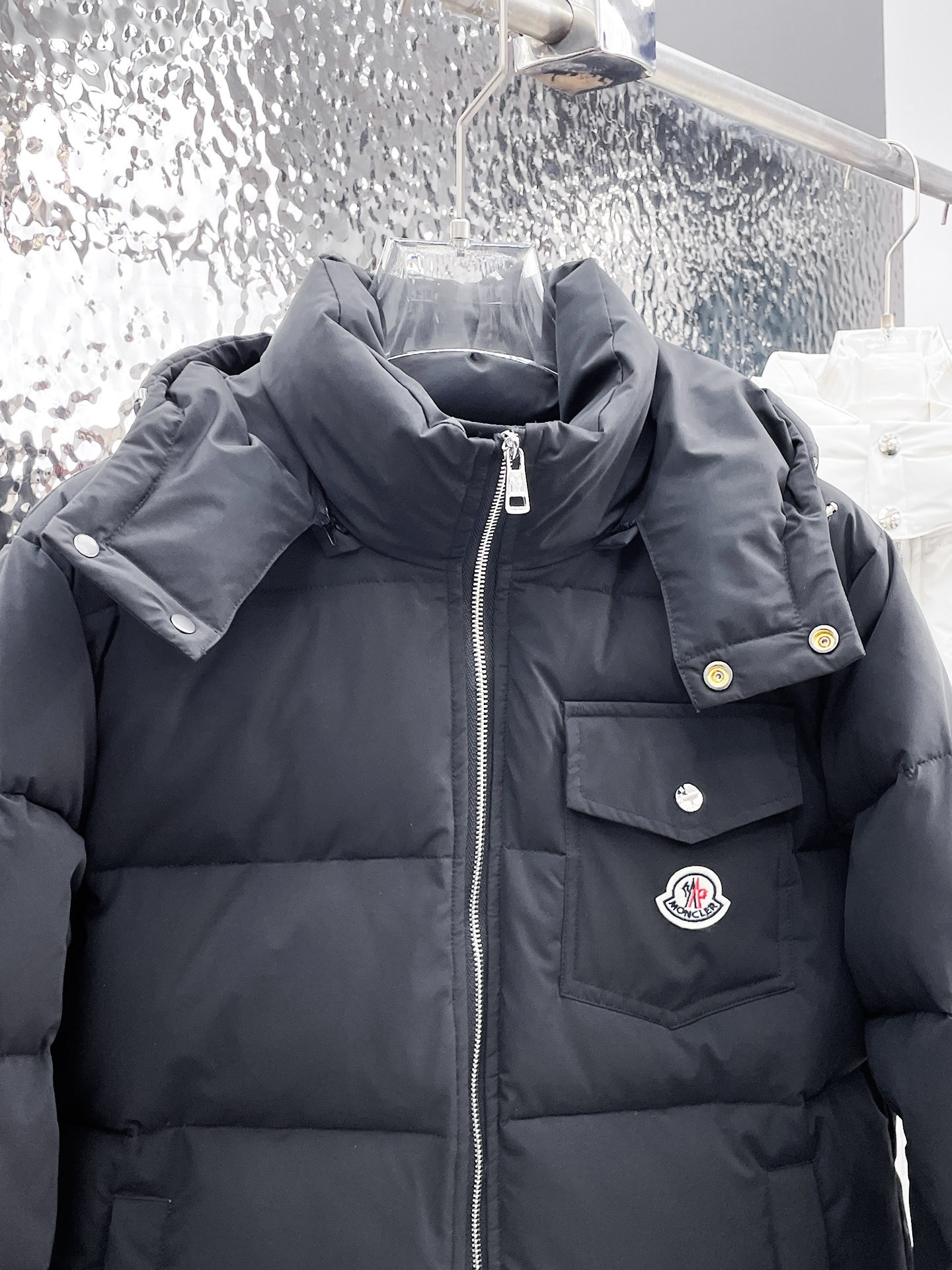 ! 蒙口 秋冬新款羽绒服。这款号称羽绒服届最贵的,全部90绒的。带着经典的Logo组合搭配,第一眼看