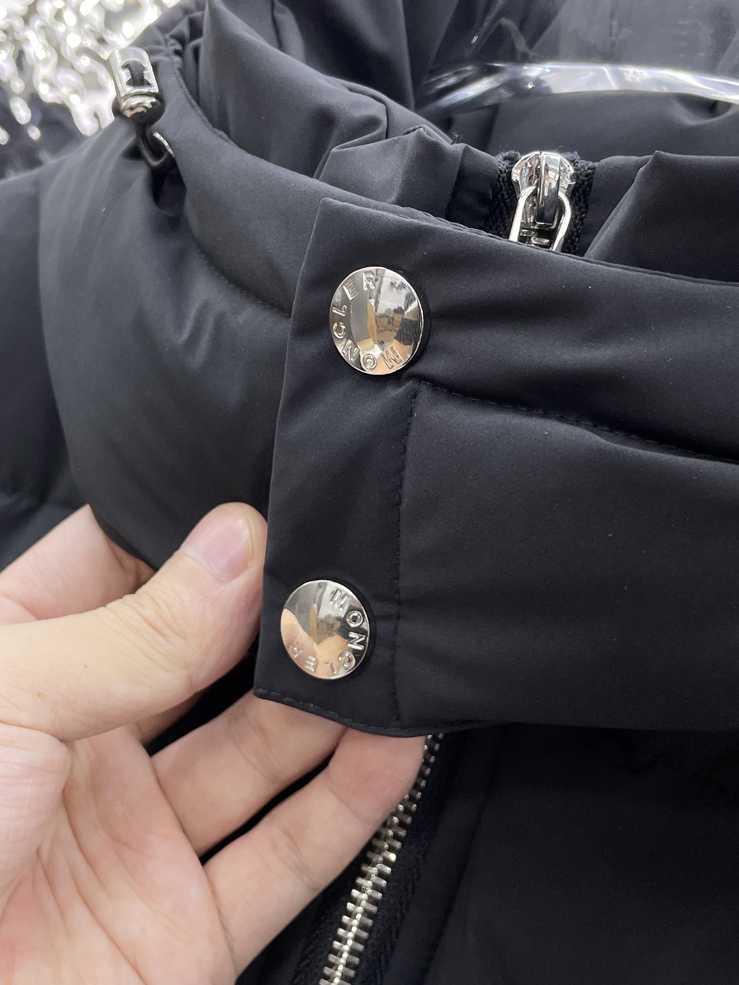 ! 蒙口 秋冬新款羽绒服。这款号称羽绒服届最贵的,全部90绒的。带着经典的Logo组合搭配,第一眼看