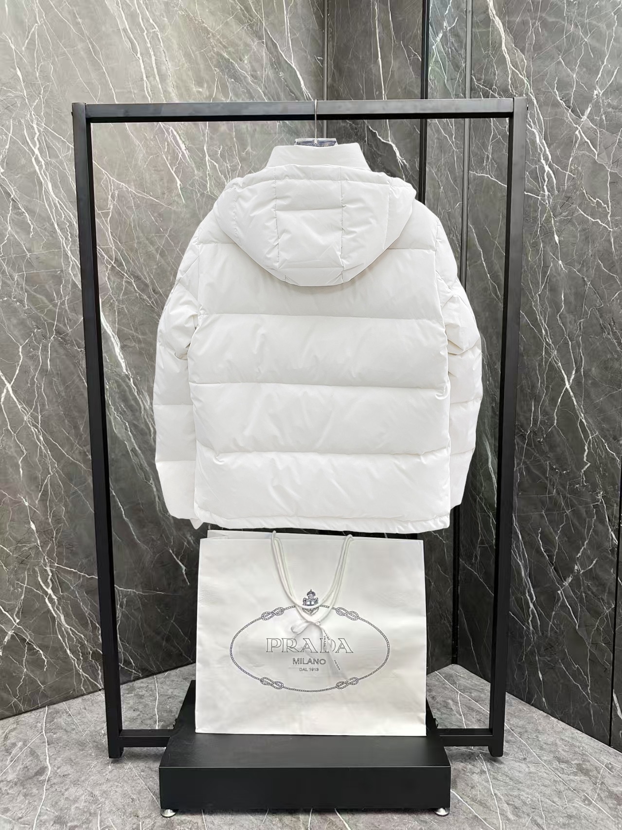 ! 蒙口 秋冬新款羽绒服。这款号称羽绒服届最贵的,全部90绒的。带着经典的Logo组合搭配,第一眼看