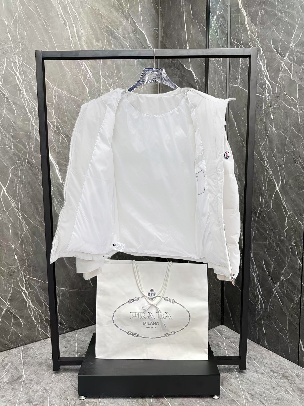 ! 蒙口 秋冬新款羽绒服。这款号称羽绒服届最贵的,全部90绒的。带着经典的Logo组合搭配,第一眼看