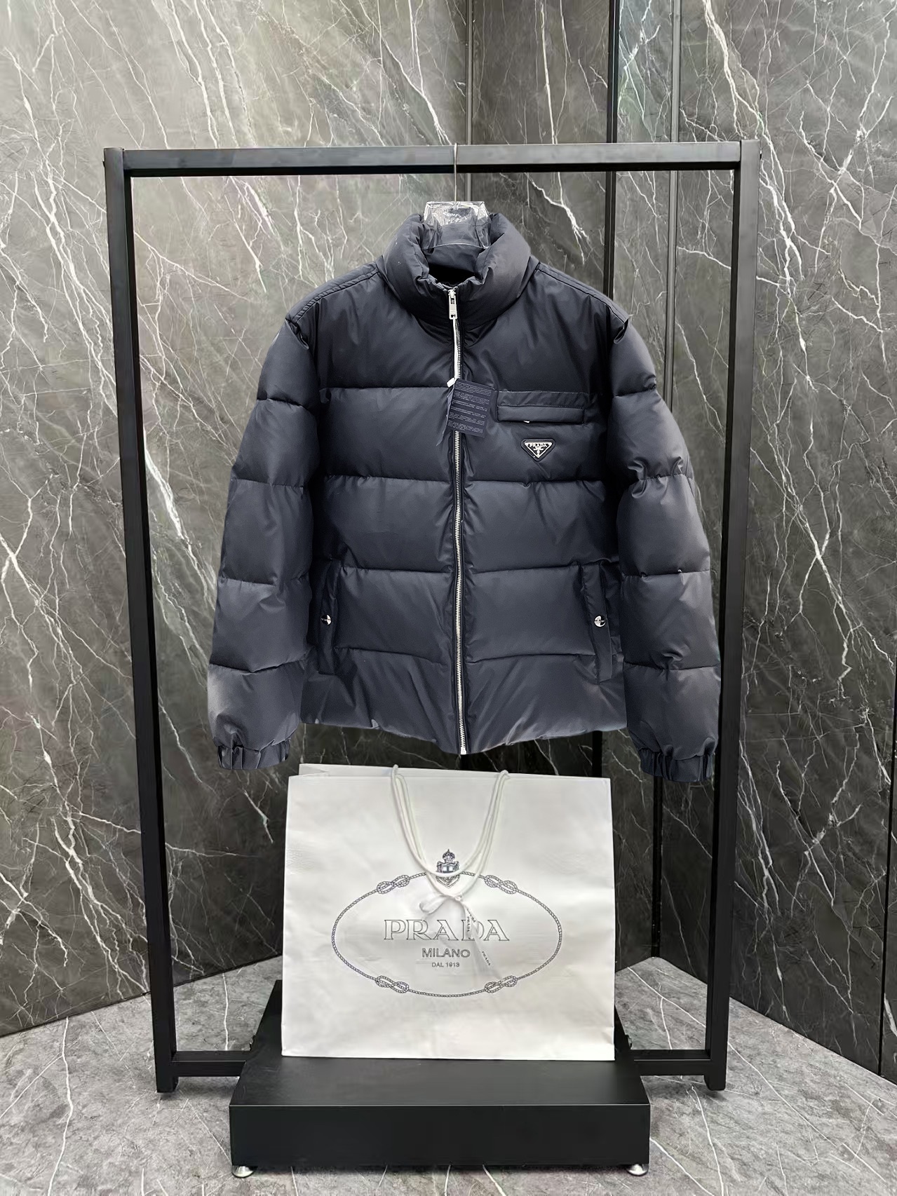   普拉达 三标齐全    ss冬季新款羽绒棉服外套，秀场新品‼品相非常完美，舒适保暖，色泽饱满诱人，非