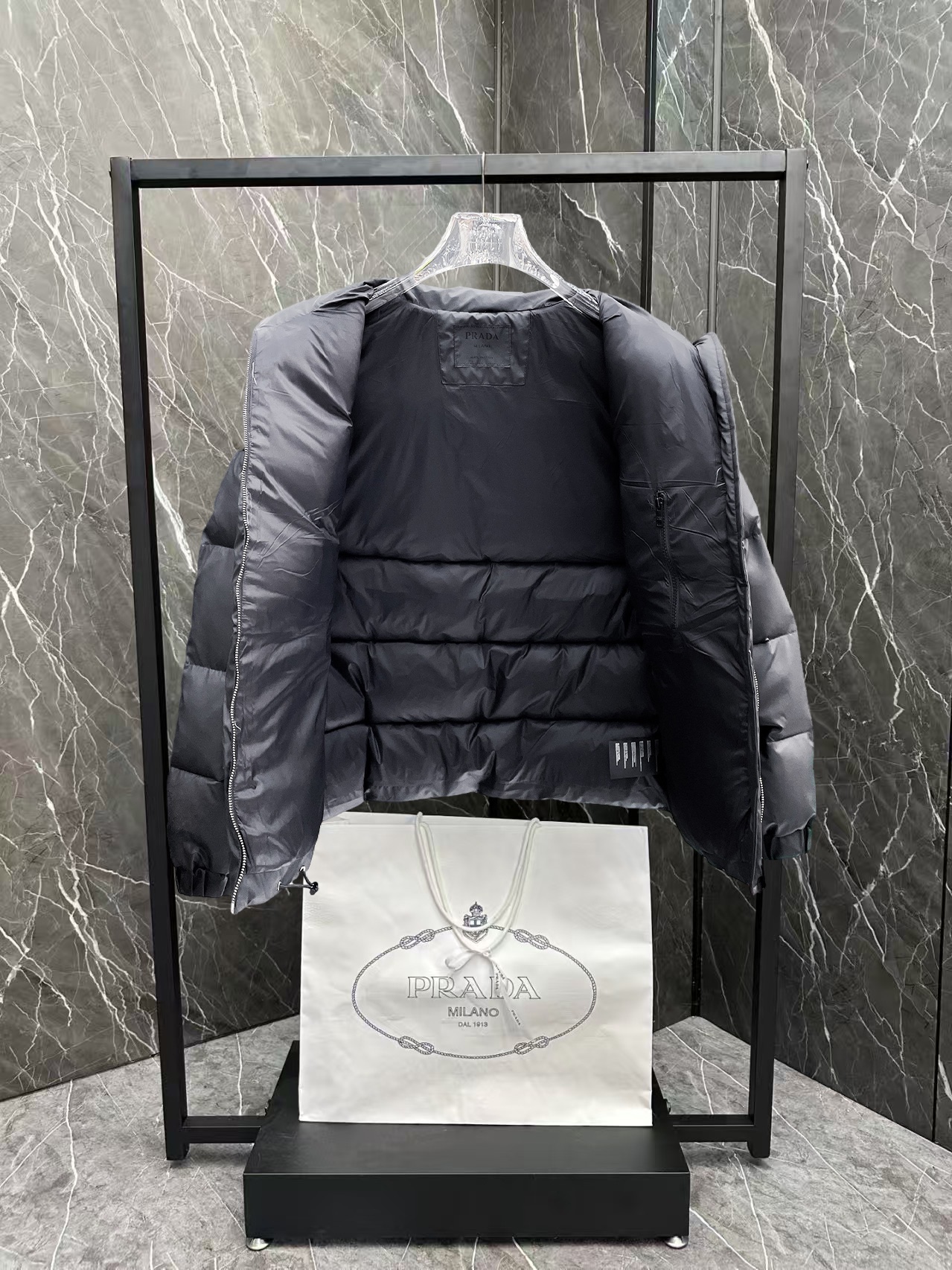   普拉达 三标齐全    ss冬季新款羽绒棉服外套，秀场新品‼品相非常完美，舒适保暖，色泽饱满诱人，非