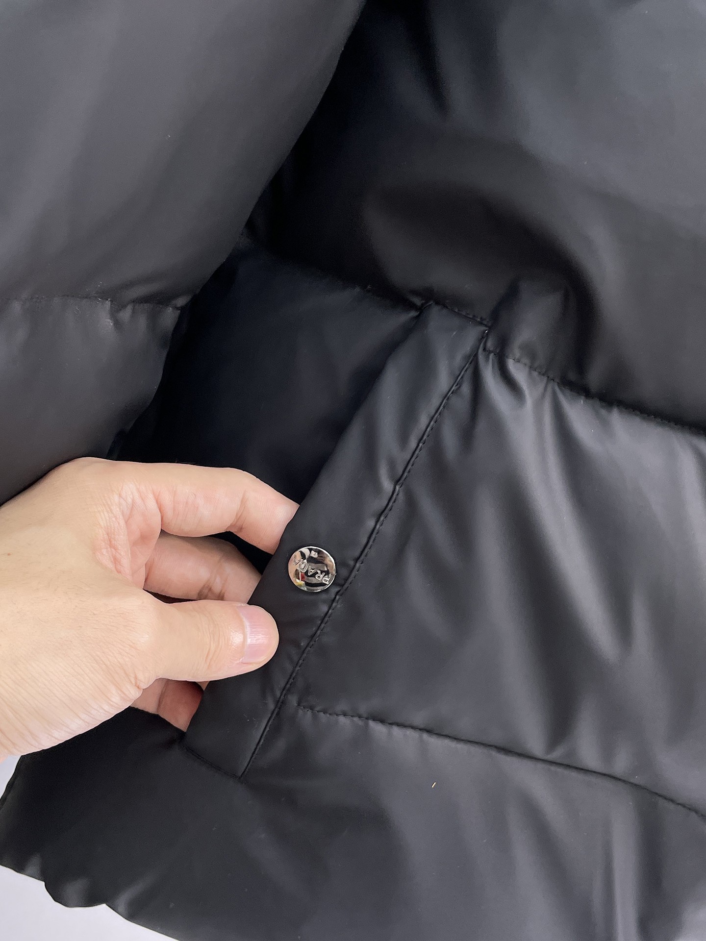   普拉达 三标齐全    ss冬季新款羽绒棉服外套，秀场新品‼品相非常完美，舒适保暖，色泽饱满诱人，非