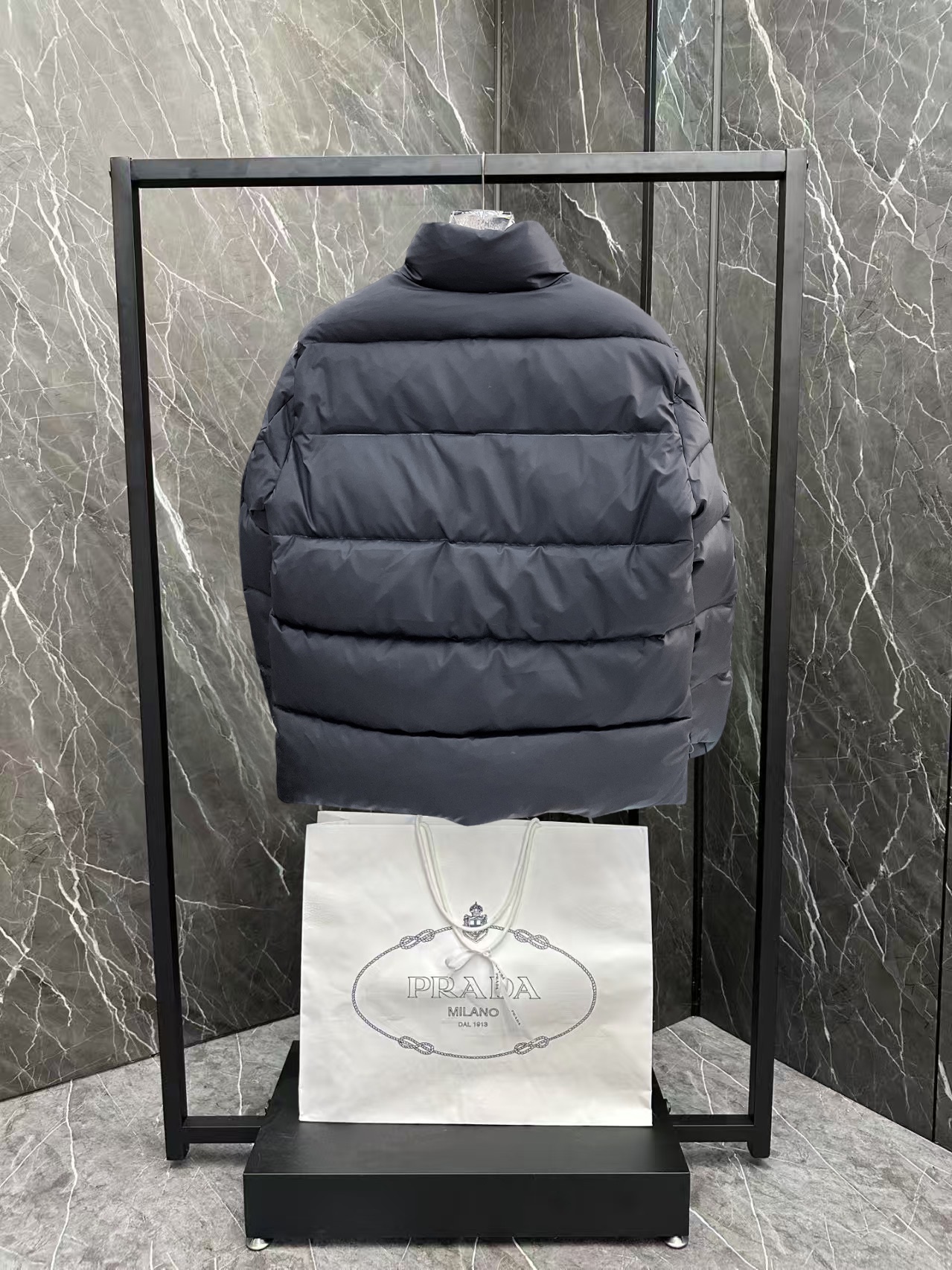   普拉达 三标齐全    ss冬季新款羽绒棉服外套，秀场新品‼品相非常完美，舒适保暖，色泽饱满诱人，非