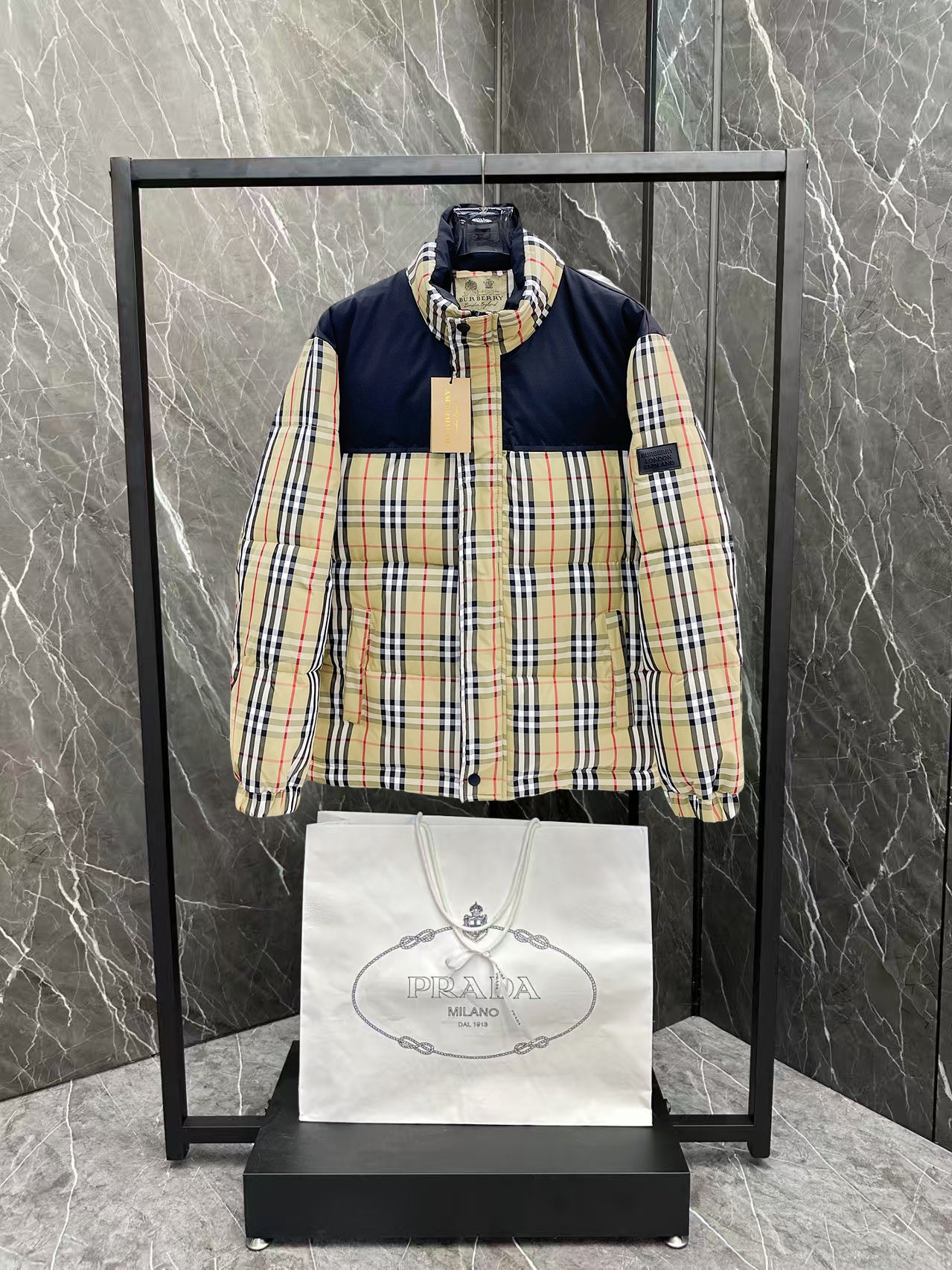   巴宝莉  三标齐全    ss冬季新款羽绒棉服外套，秀场新品‼品相非常完美，舒适保暖，色泽饱满诱人，