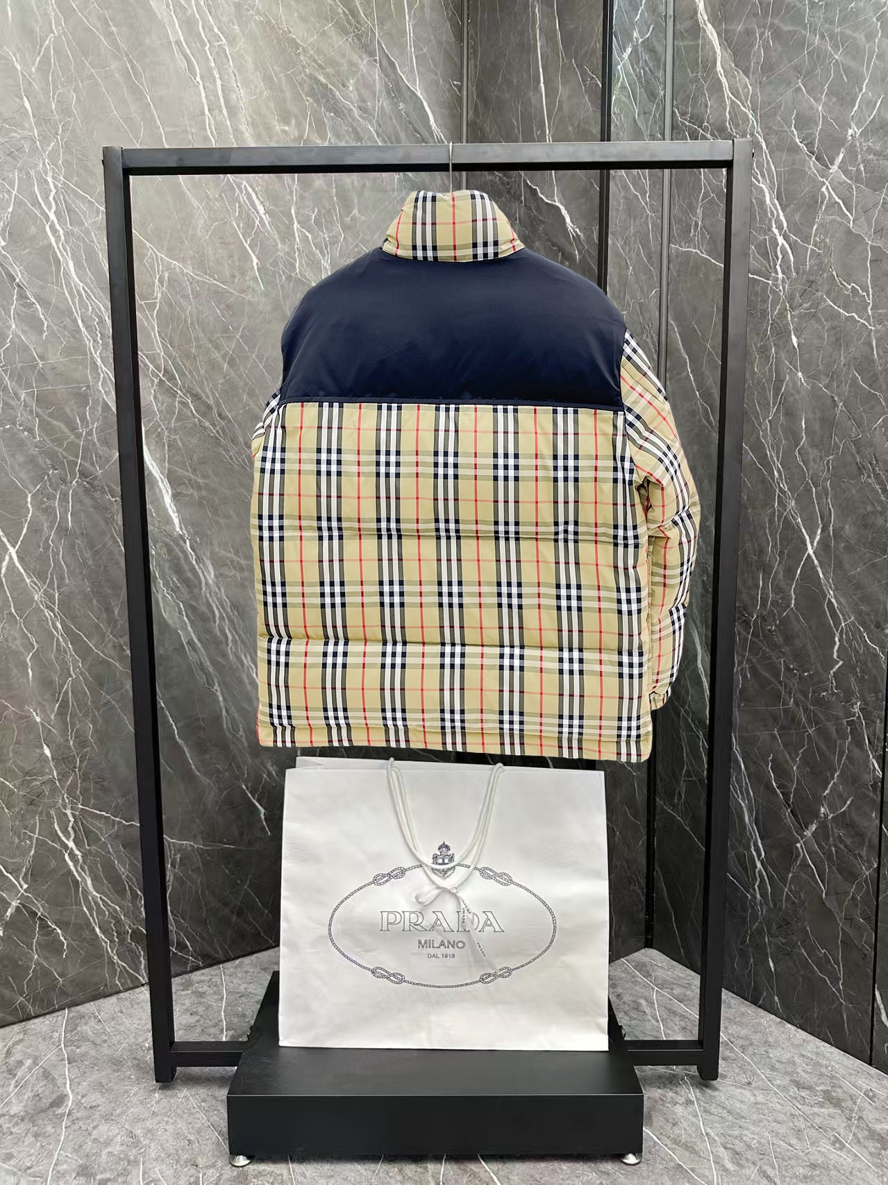   巴宝莉  三标齐全    ss冬季新款羽绒棉服外套，秀场新品‼品相非常完美，舒适保暖，色泽饱满诱人，