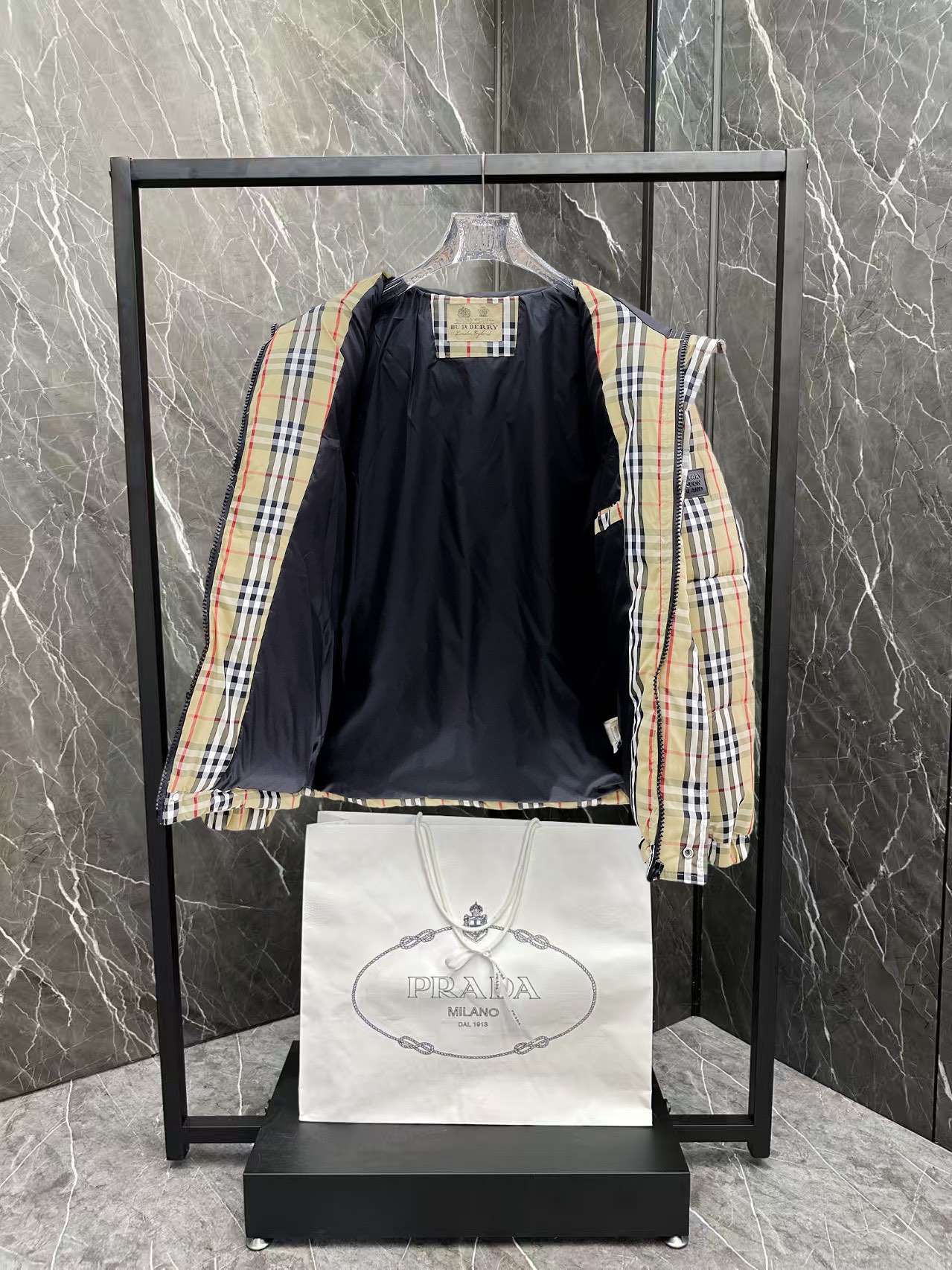   巴宝莉  三标齐全    ss冬季新款羽绒棉服外套，秀场新品‼品相非常完美，舒适保暖，色泽饱满诱人，