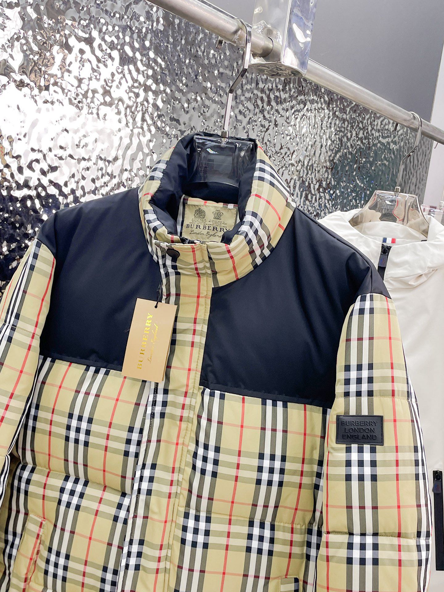   巴宝莉  三标齐全    ss冬季新款羽绒棉服外套，秀场新品‼品相非常完美，舒适保暖，色泽饱满诱人，