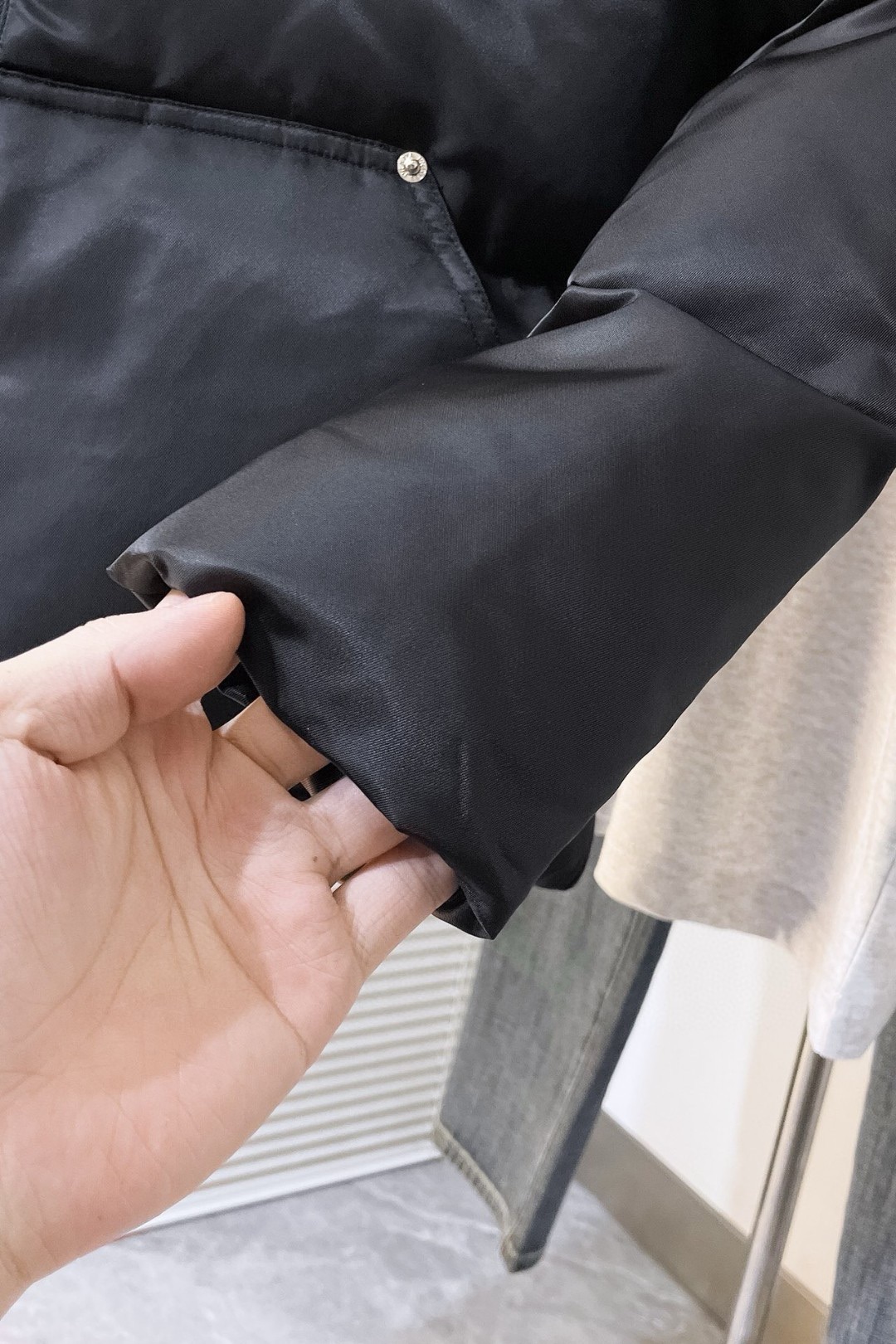 ！  普拉达  秋冬新款羽绒服。这款号称羽绒服届最贵的，全部90绒的。带着经典的Logo组合搭配，第一眼