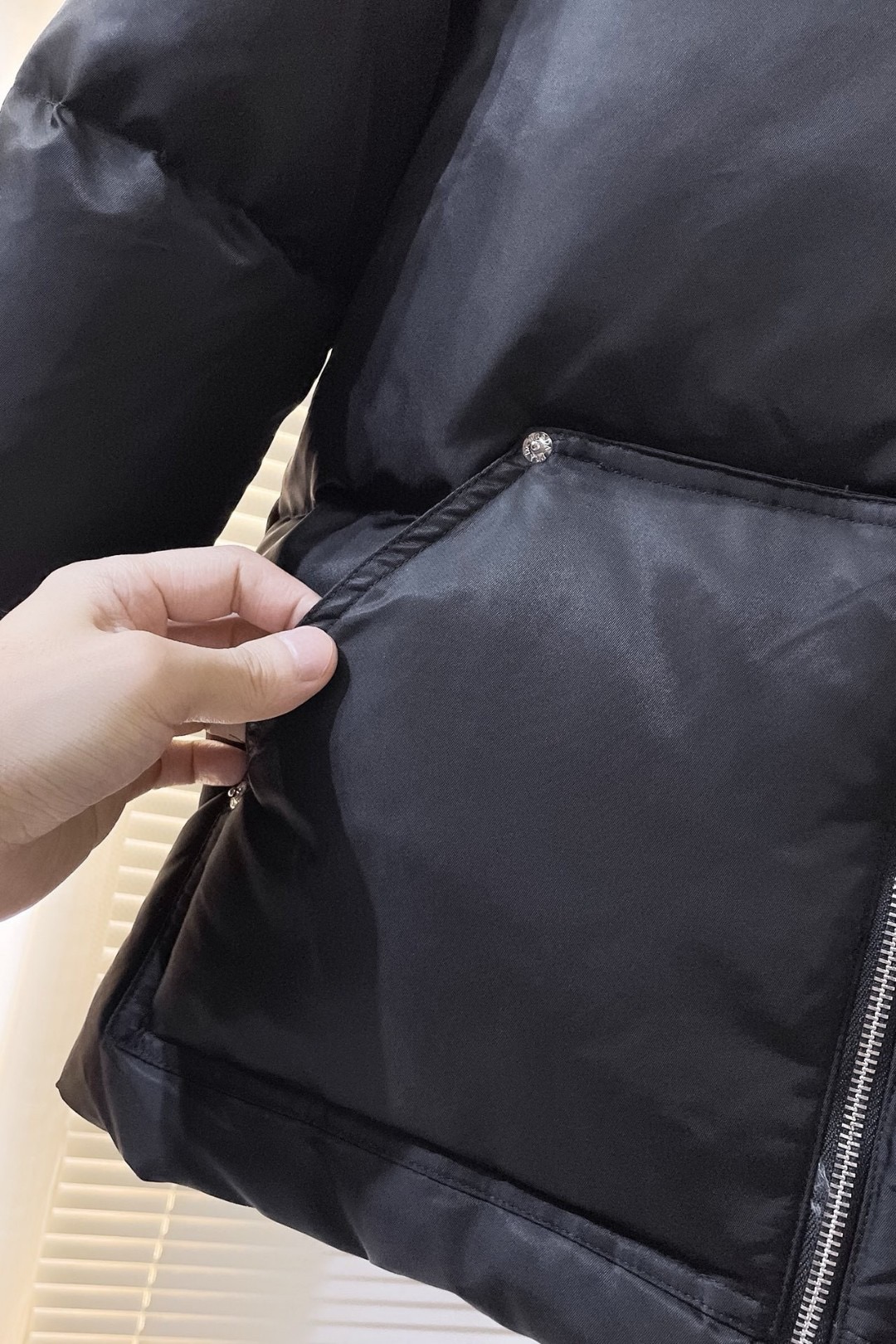 ！  普拉达  秋冬新款羽绒服。这款号称羽绒服届最贵的，全部90绒的。带着经典的Logo组合搭配，第一眼