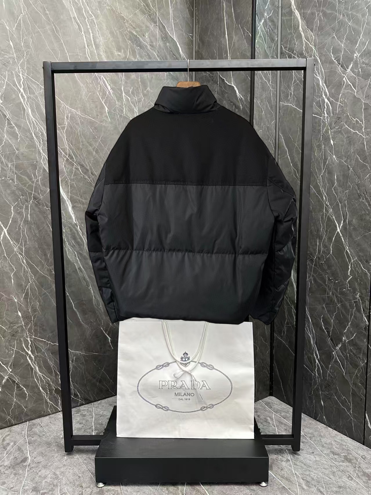 ！  普拉达  秋冬新款羽绒服。这款号称羽绒服届最贵的，全部90绒的。带着经典的Logo组合搭配，第一眼