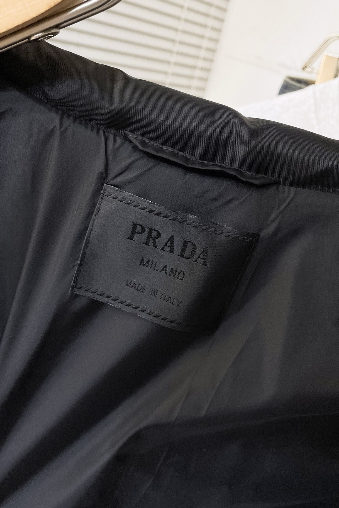 ！  普拉达  秋冬新款羽绒服。这款号称羽绒服届最贵的，全部90绒的。带着经典的Logo组合搭配，第一眼