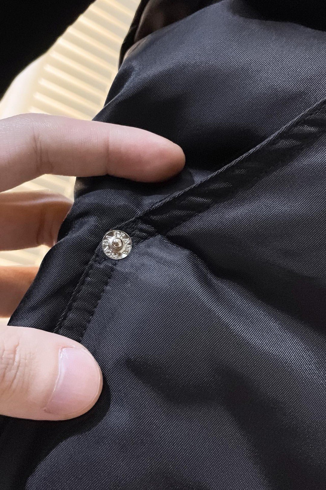 ！  普拉达  秋冬新款羽绒服。这款号称羽绒服届最贵的，全部90绒的。带着经典的Logo组合搭配，第一眼