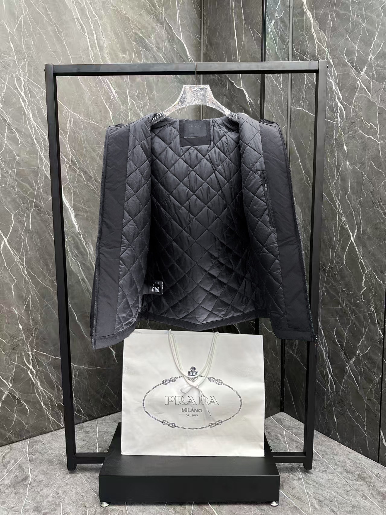   普拉达  三标齐全    ss冬季新款羽绒棉服外套，秀场新品‼品相非常完美，舒适保暖，色泽饱满诱人，