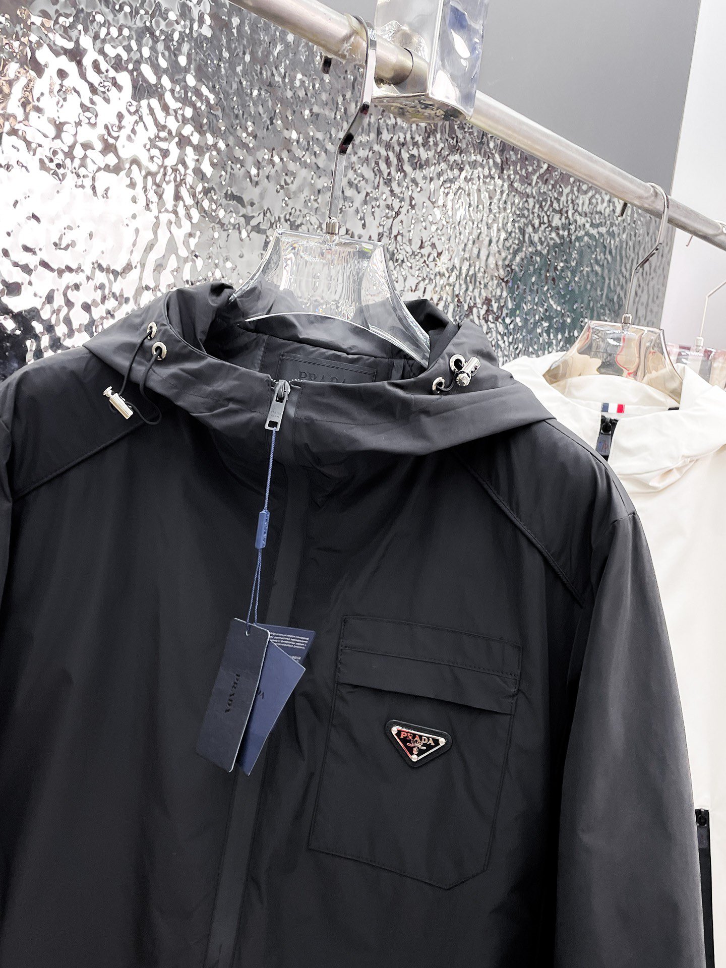   普拉达  三标齐全    ss冬季新款羽绒棉服外套，秀场新品‼品相非常完美，舒适保暖，色泽饱满诱人，