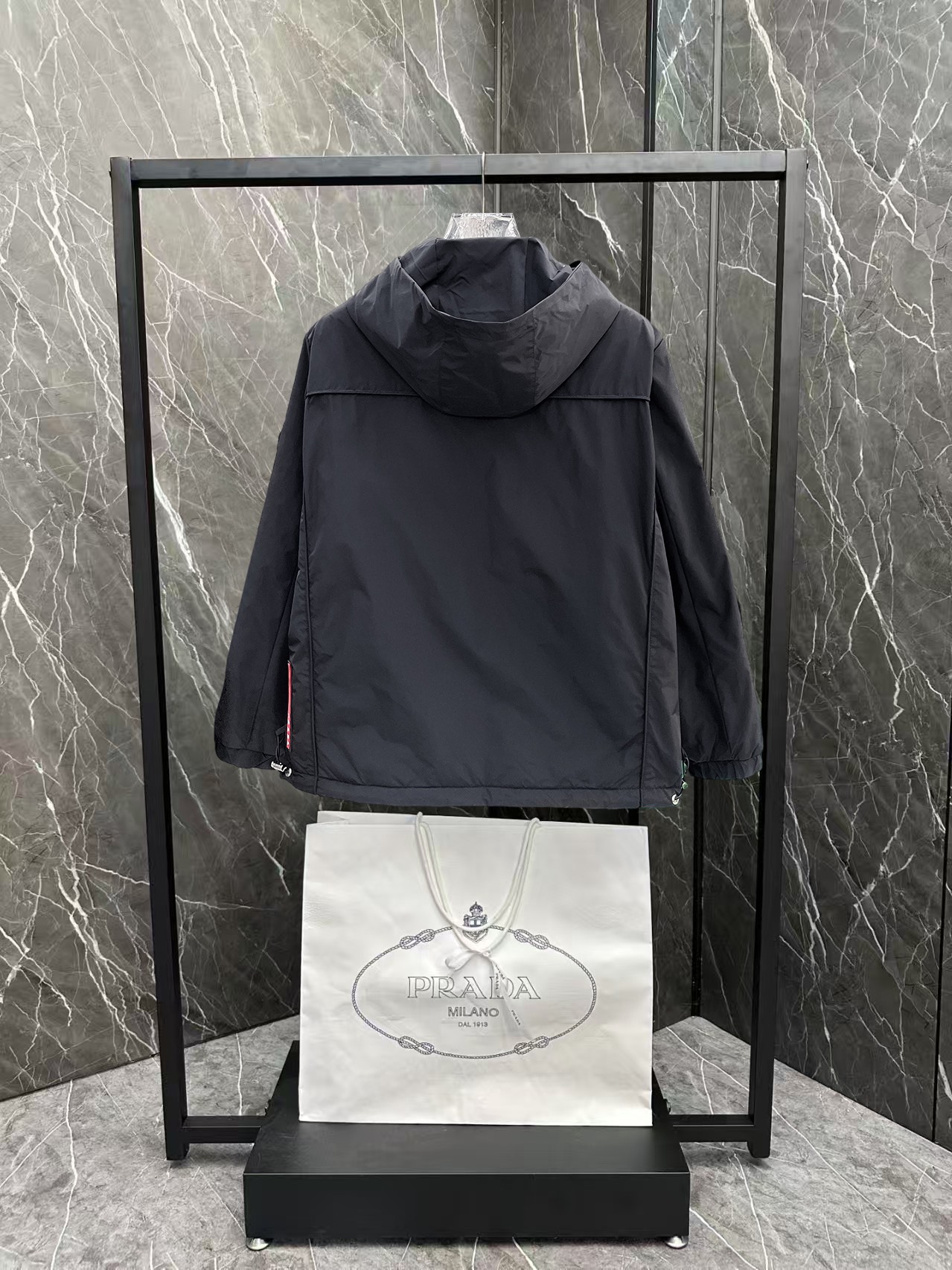   普拉达  三标齐全    ss冬季新款羽绒棉服外套，秀场新品‼品相非常完美，舒适保暖，色泽饱满诱人，