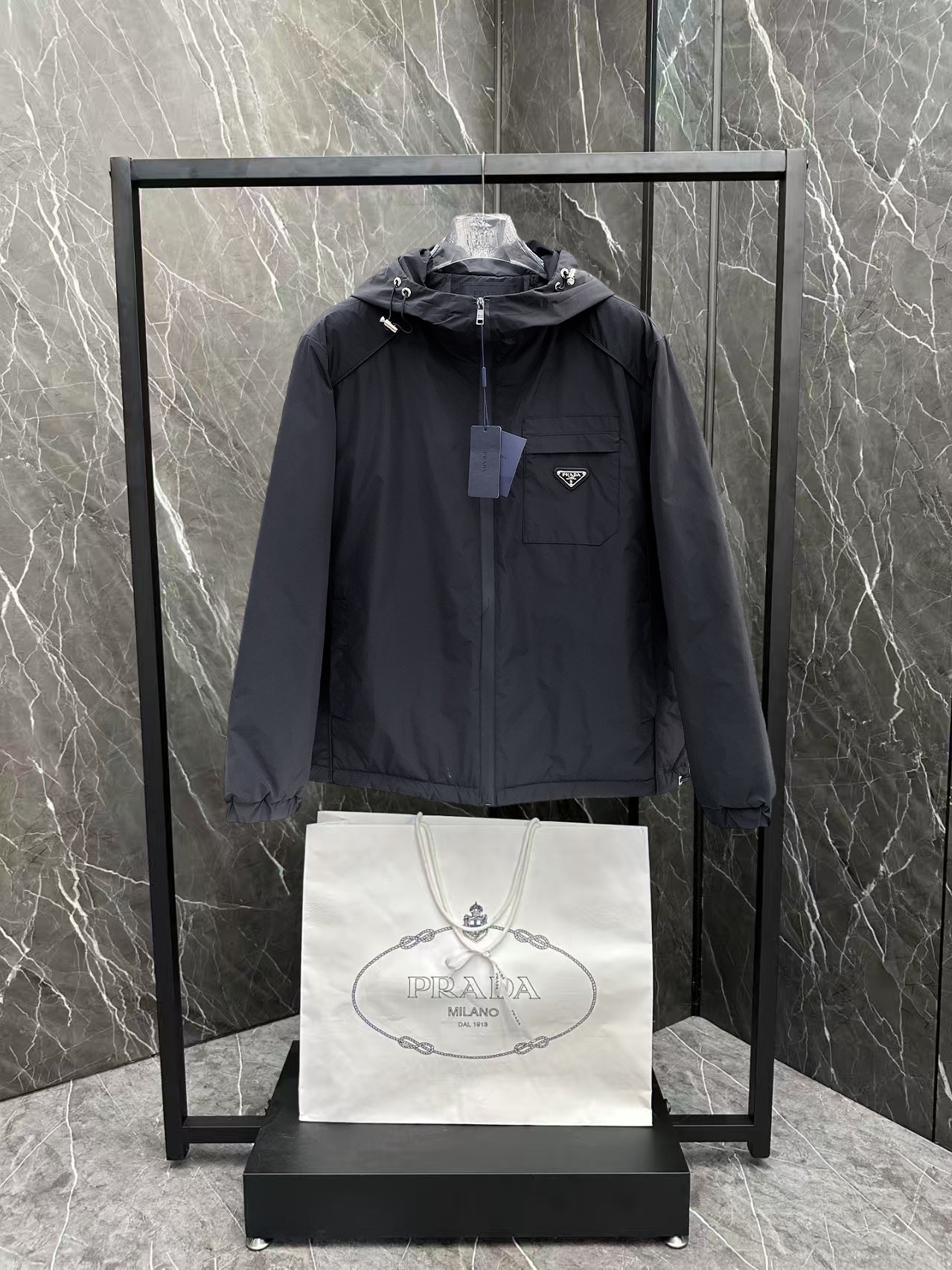   普拉达  三标齐全    ss冬季新款羽绒棉服外套，秀场新品‼品相非常完美，舒适保暖，色泽饱满诱人，
