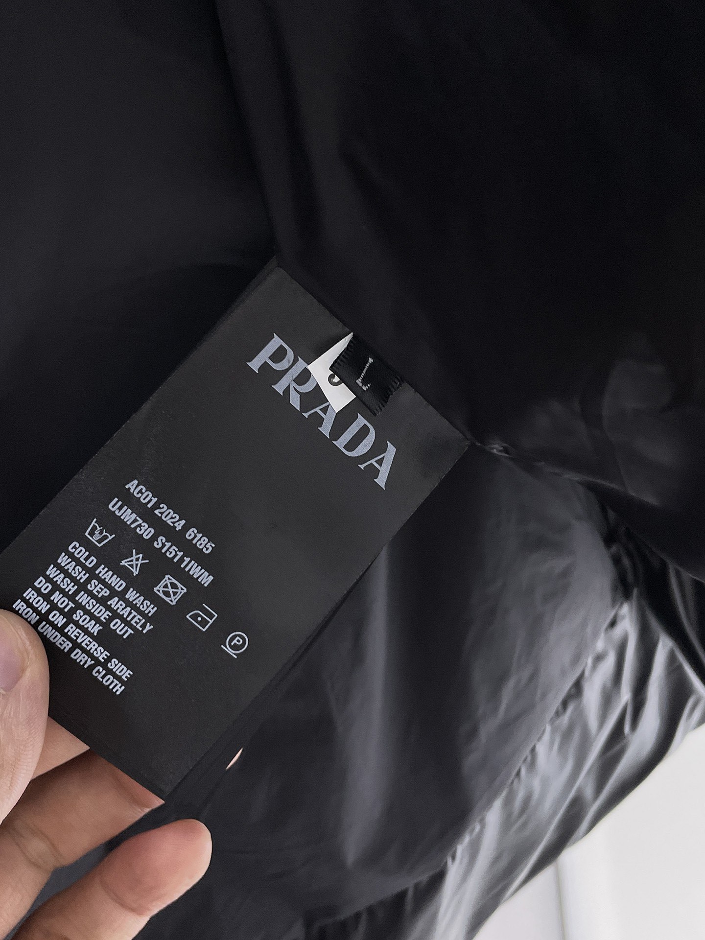 ! 普拉达 秋冬新款羽绒服。这款号称羽绒服届最贵的,全部90绒的。带着经典的Logo组合搭配,第一眼