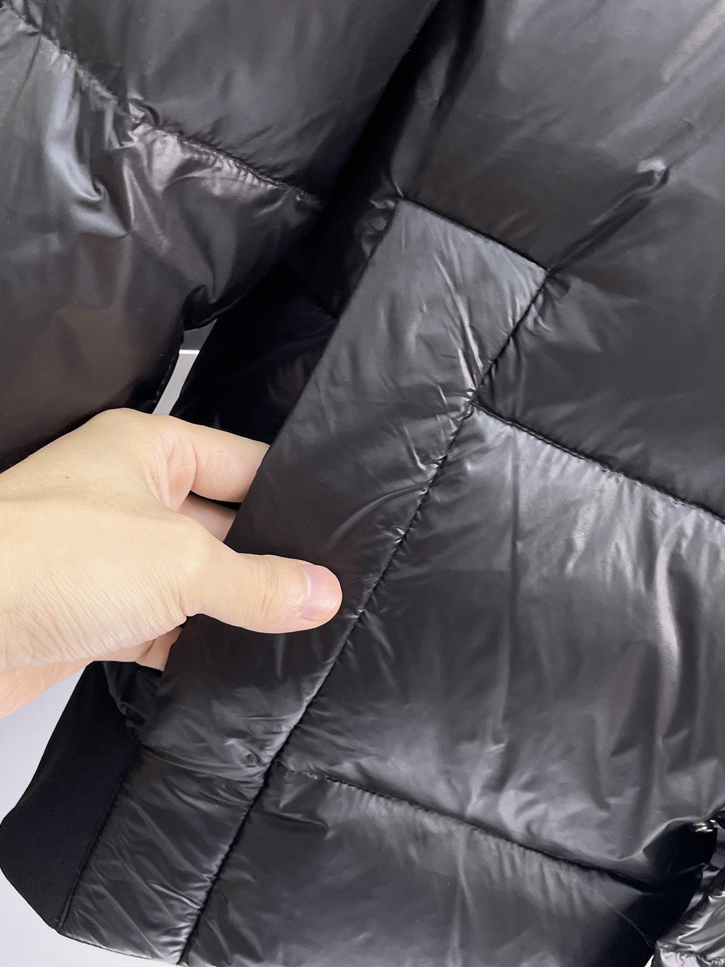 ! 普拉达 秋冬新款羽绒服。这款号称羽绒服届最贵的,全部90绒的。带着经典的Logo组合搭配,第一眼