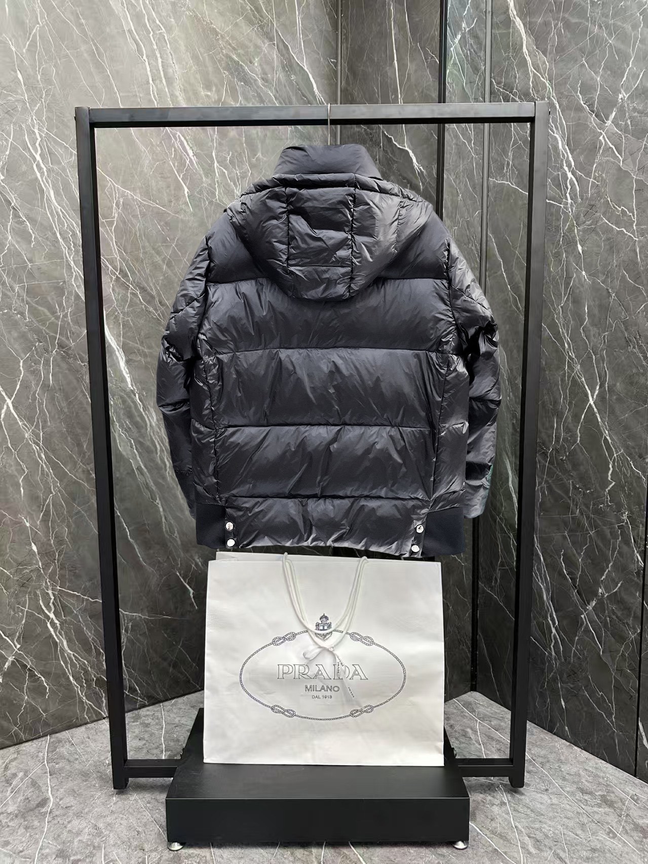 ! 普拉达 秋冬新款羽绒服。这款号称羽绒服届最贵的,全部90绒的。带着经典的Logo组合搭配,第一眼