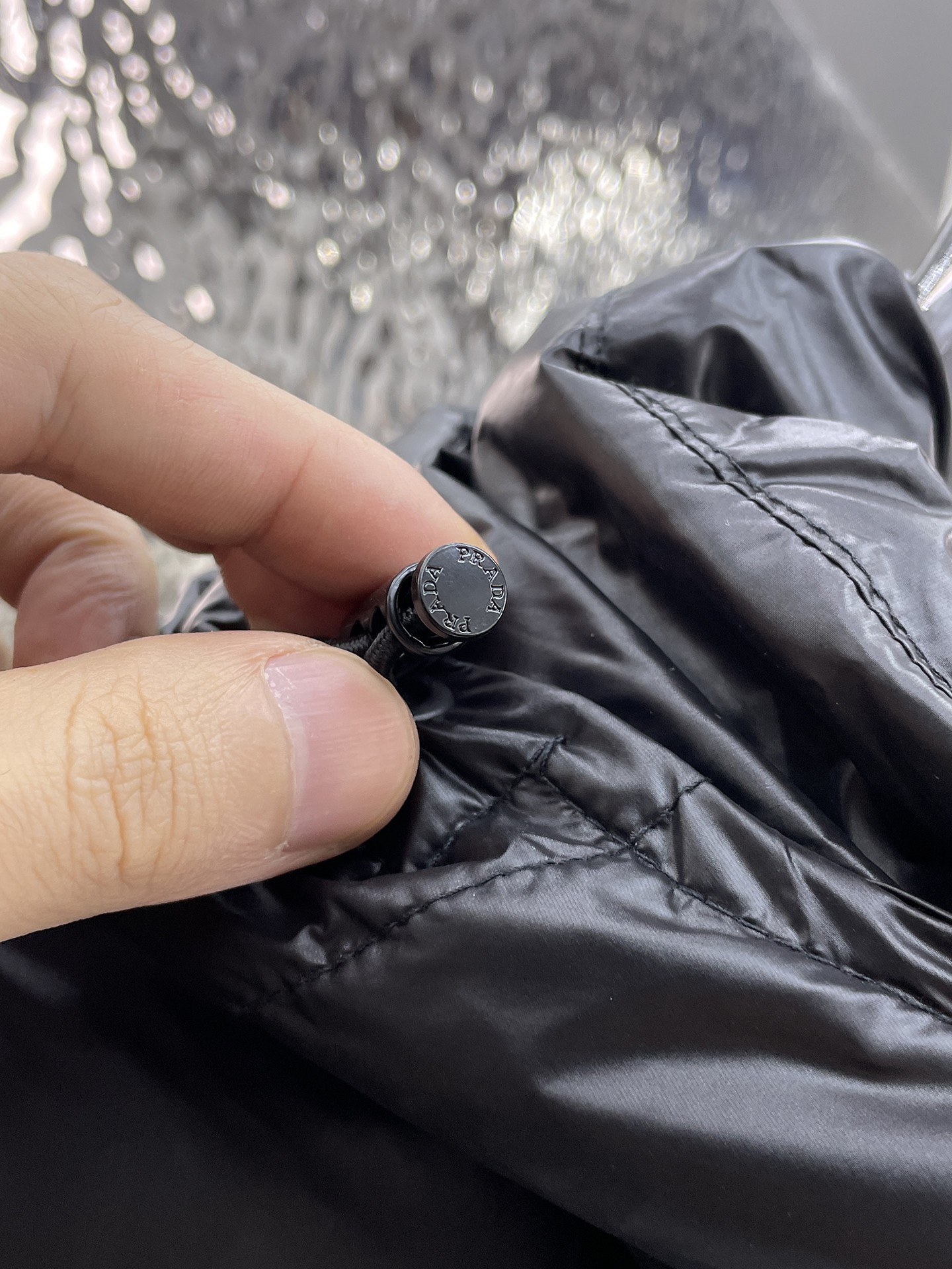 ! 普拉达 秋冬新款羽绒服。这款号称羽绒服届最贵的,全部90绒的。带着经典的Logo组合搭配,第一眼