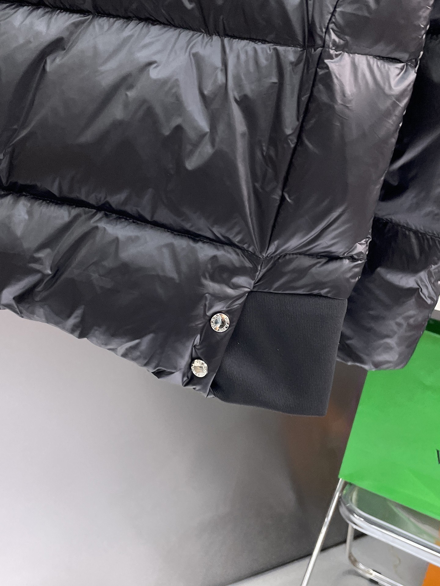 ! 普拉达 秋冬新款羽绒服。这款号称羽绒服届最贵的,全部90绒的。带着经典的Logo组合搭配,第一眼
