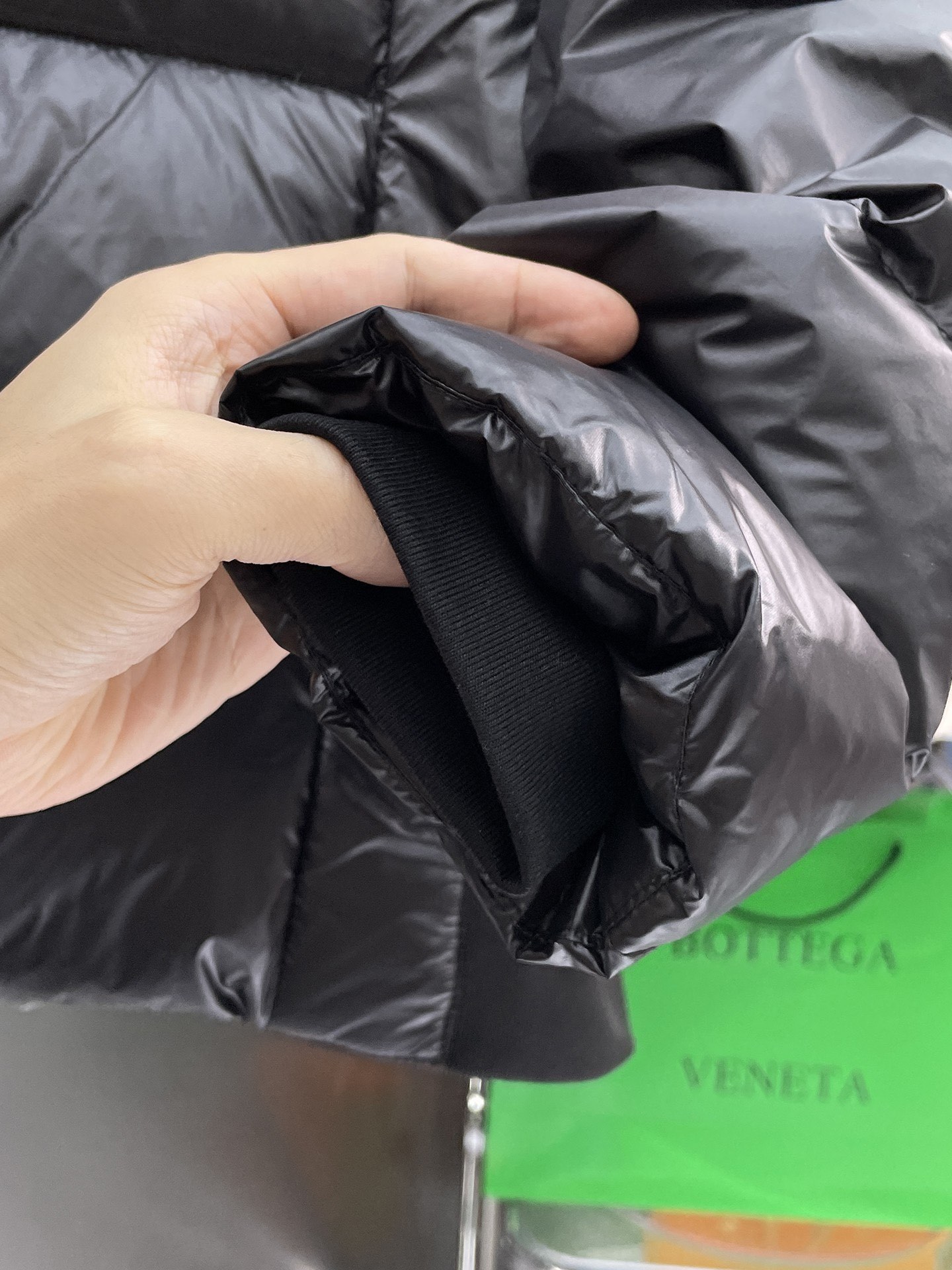 ! 普拉达 秋冬新款羽绒服。这款号称羽绒服届最贵的,全部90绒的。带着经典的Logo组合搭配,第一眼