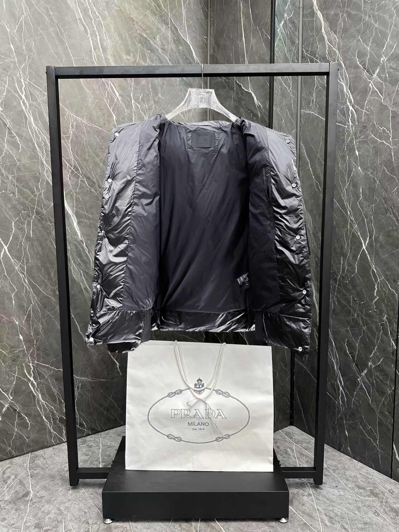 ! 普拉达 秋冬新款羽绒服。这款号称羽绒服届最贵的,全部90绒的。带着经典的Logo组合搭配,第一眼