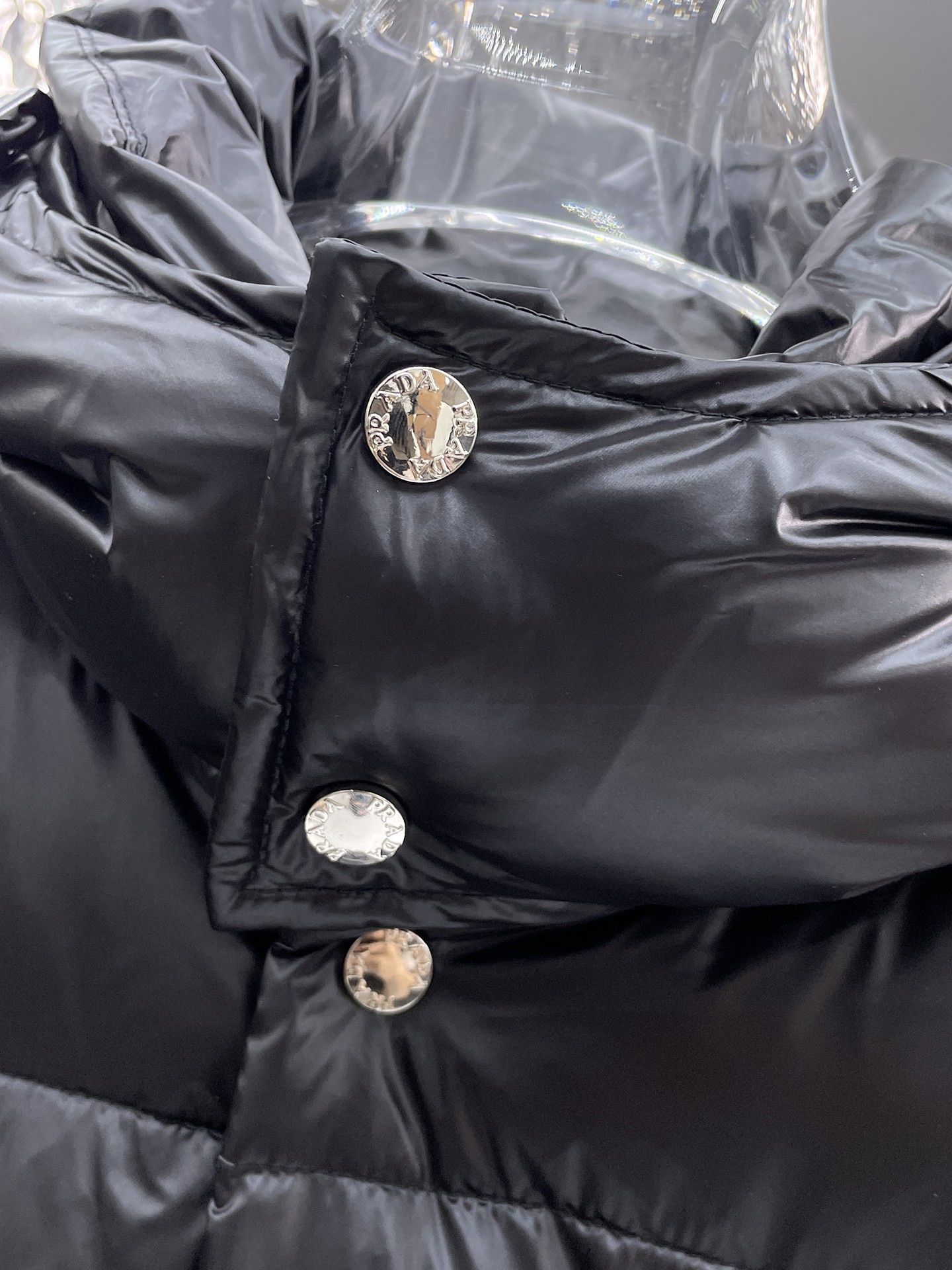 ! 普拉达 秋冬新款羽绒服。这款号称羽绒服届最贵的,全部90绒的。带着经典的Logo组合搭配,第一眼