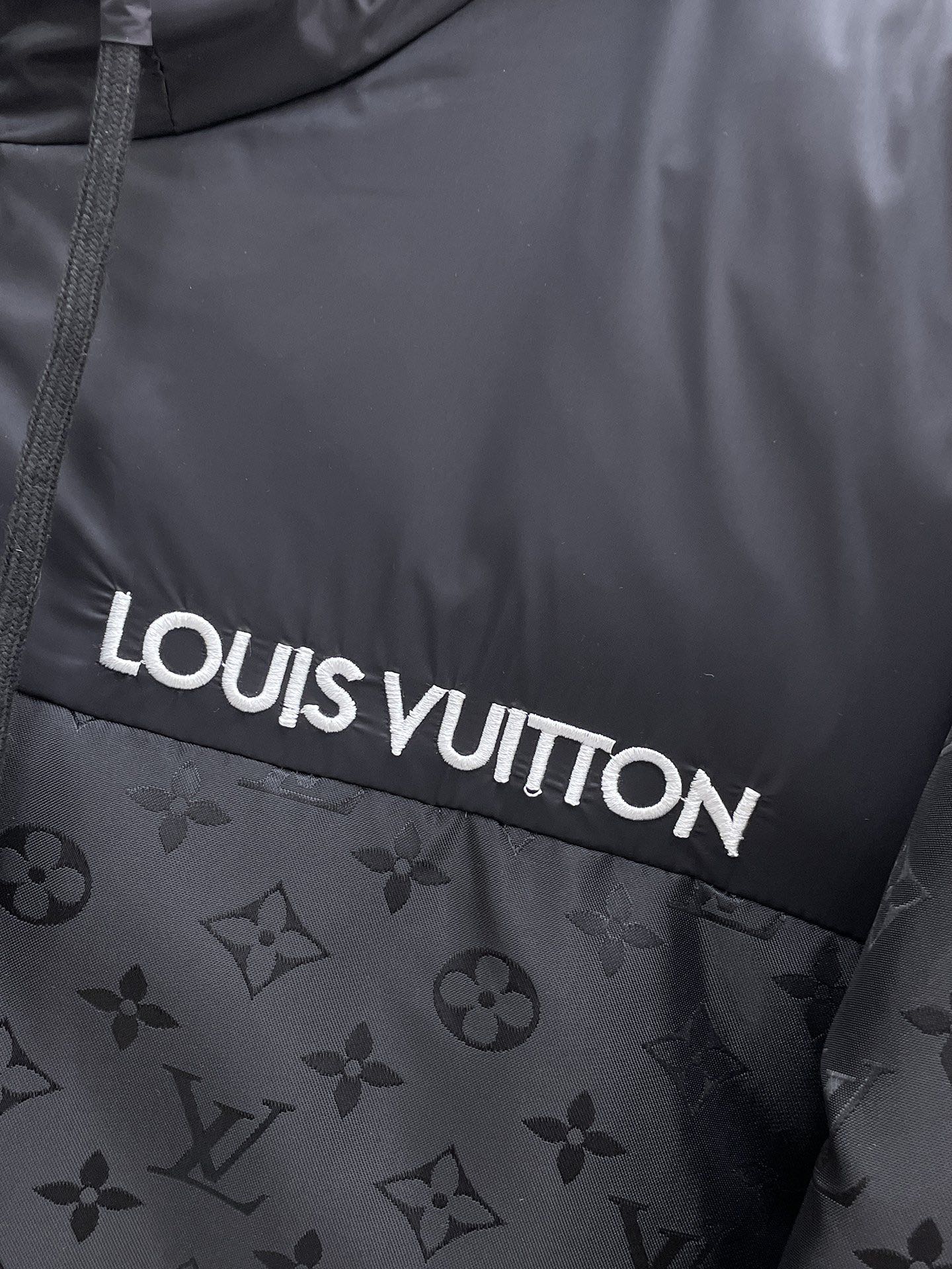 ！  LV  秋冬新款羽绒服。这款号称羽绒服届最贵的，全部90绒的。带着经典的Logo组合搭配，第一眼看