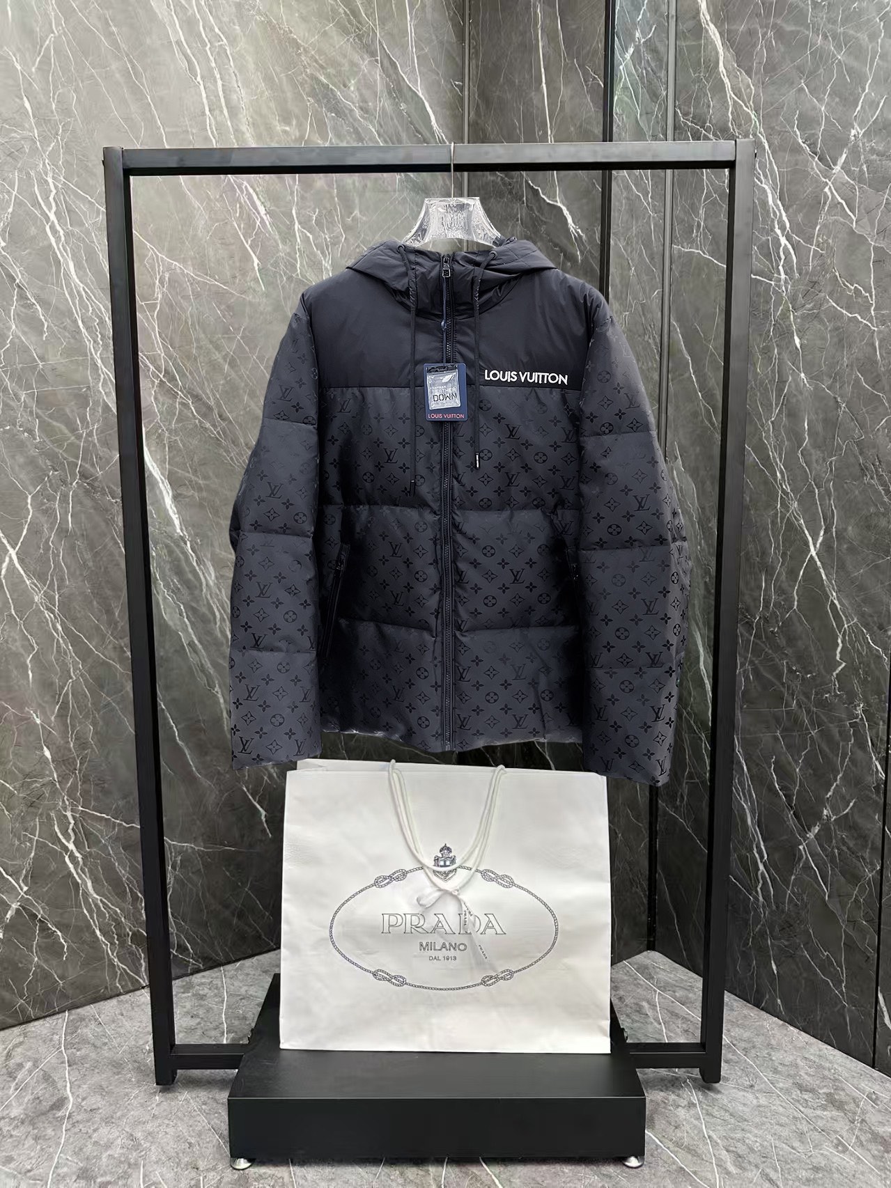 ！  LV  秋冬新款羽绒服。这款号称羽绒服届最贵的，全部90绒的。带着经典的Logo组合搭配，第一眼看