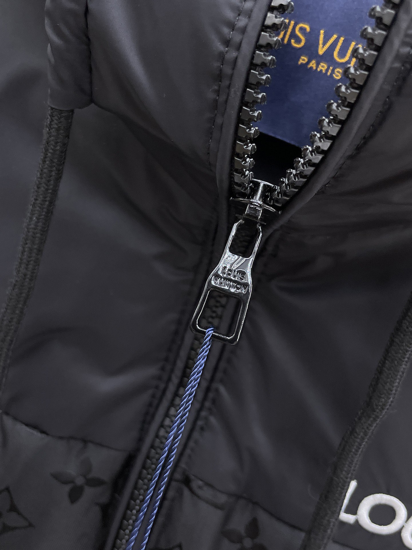 ！  LV  秋冬新款羽绒服。这款号称羽绒服届最贵的，全部90绒的。带着经典的Logo组合搭配，第一眼看