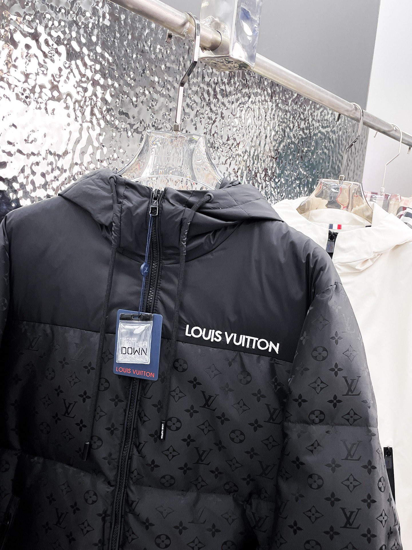 ！  LV  秋冬新款羽绒服。这款号称羽绒服届最贵的，全部90绒的。带着经典的Logo组合搭配，第一眼看