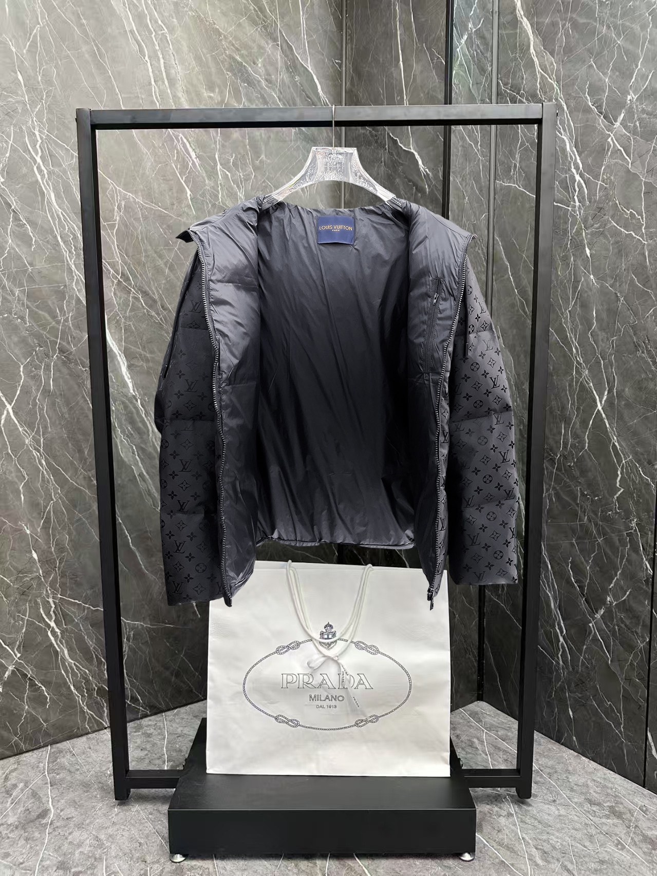 ！  LV  秋冬新款羽绒服。这款号称羽绒服届最贵的，全部90绒的。带着经典的Logo组合搭配，第一眼看