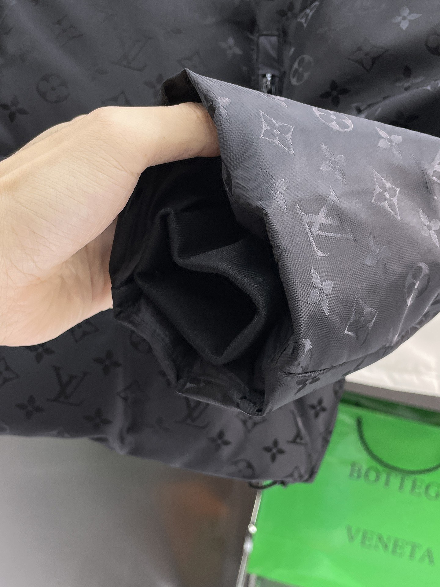 ！  LV  秋冬新款羽绒服。这款号称羽绒服届最贵的，全部90绒的。带着经典的Logo组合搭配，第一眼看
